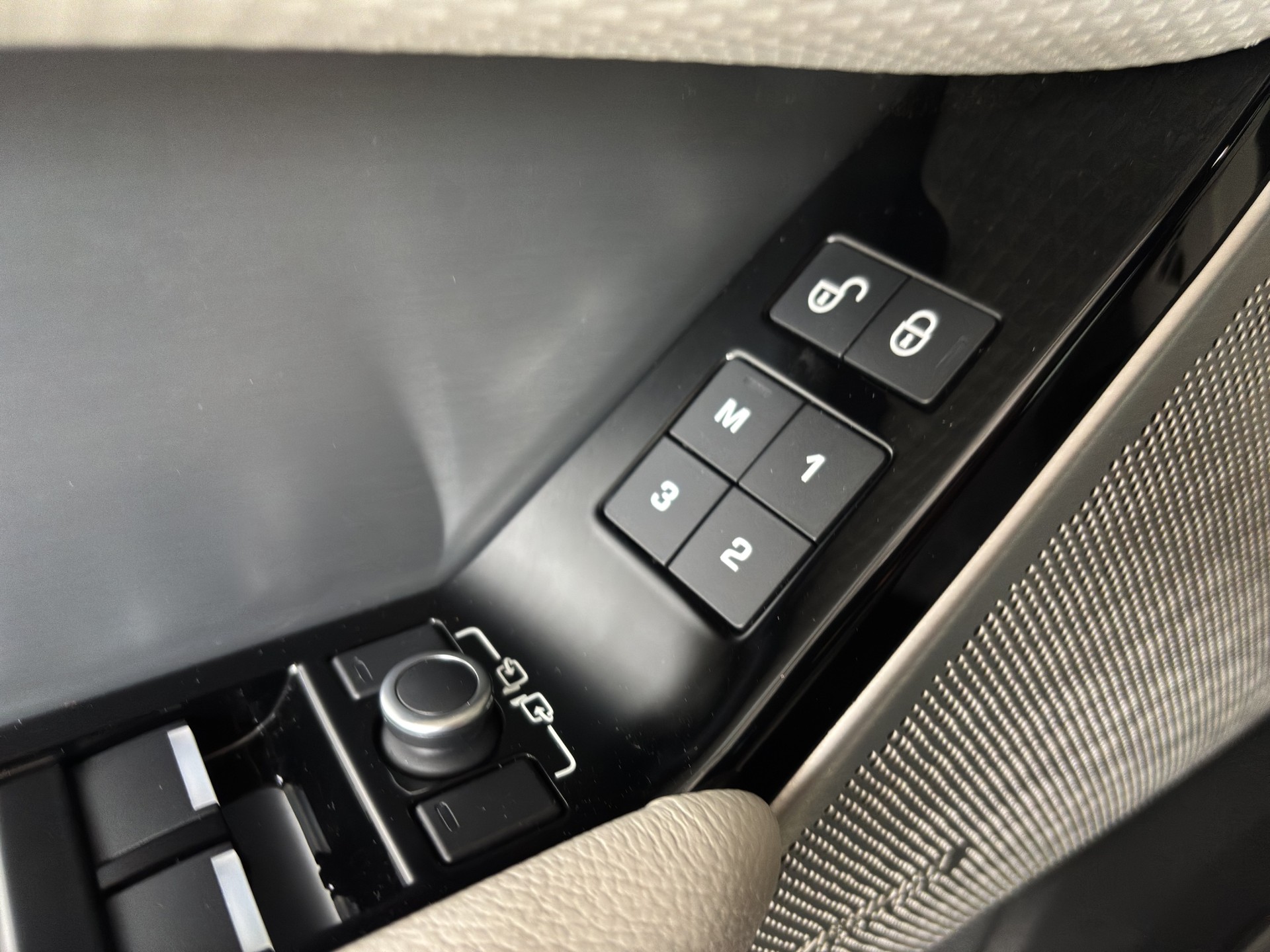 LAND ROVER Range Rover Velar R-Dynamic D 240 SE Automatic-image-12