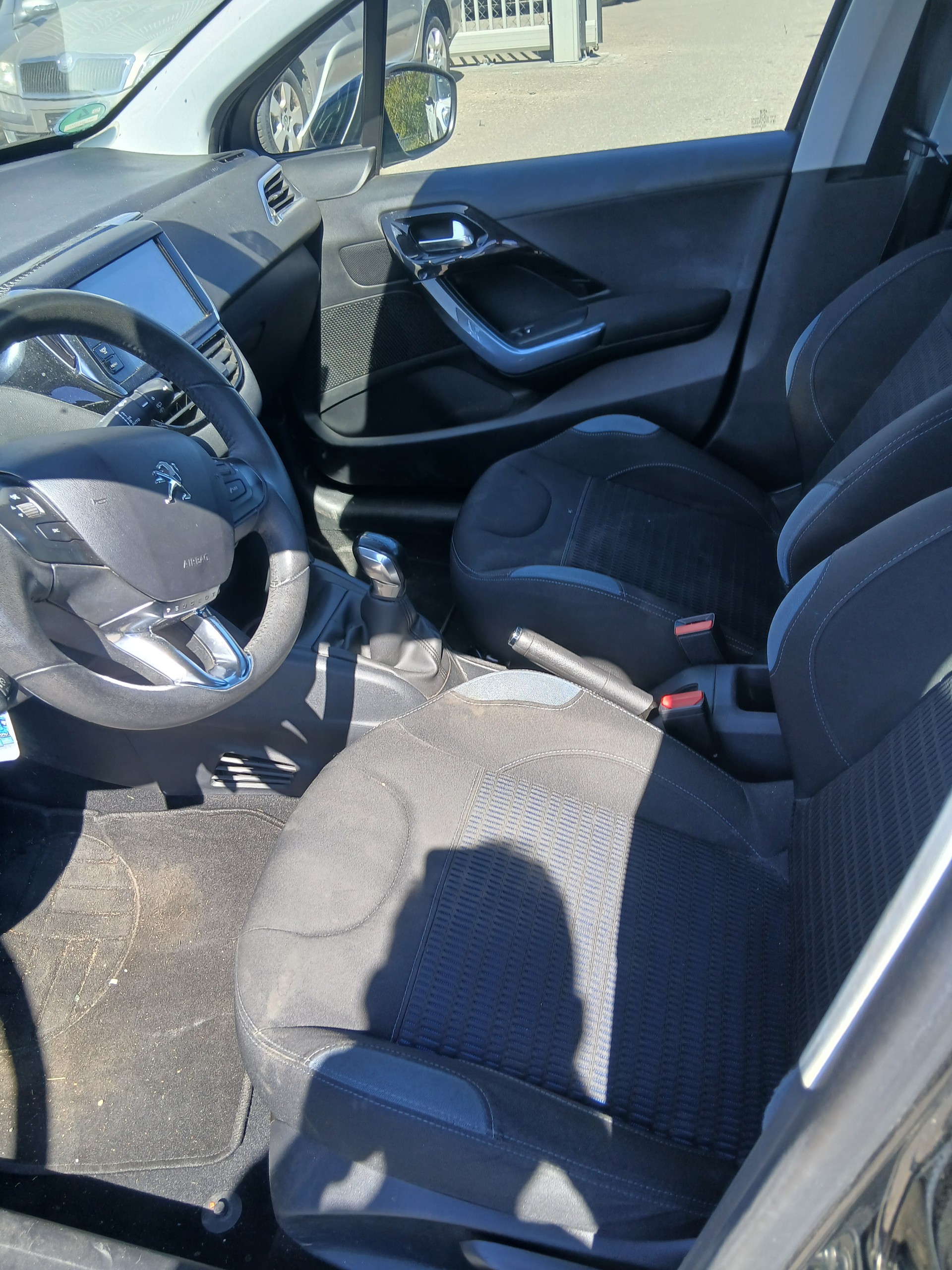 PEUGEOT 208 1.6 VTI Allure-image-7