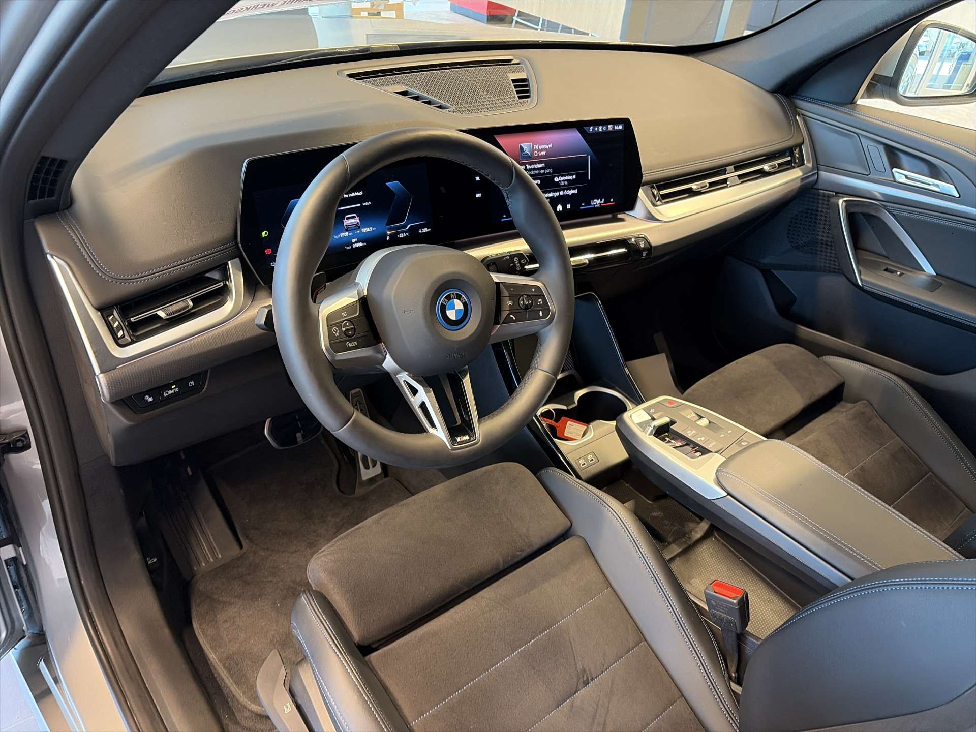 BMW iX1 xDrive 30 M Sport 306PS Automat-image-5