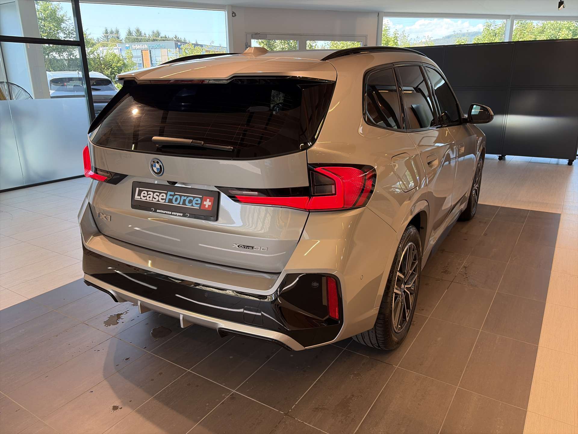 BMW iX1 xDrive 30 M Sport 306PS Automat-image-2