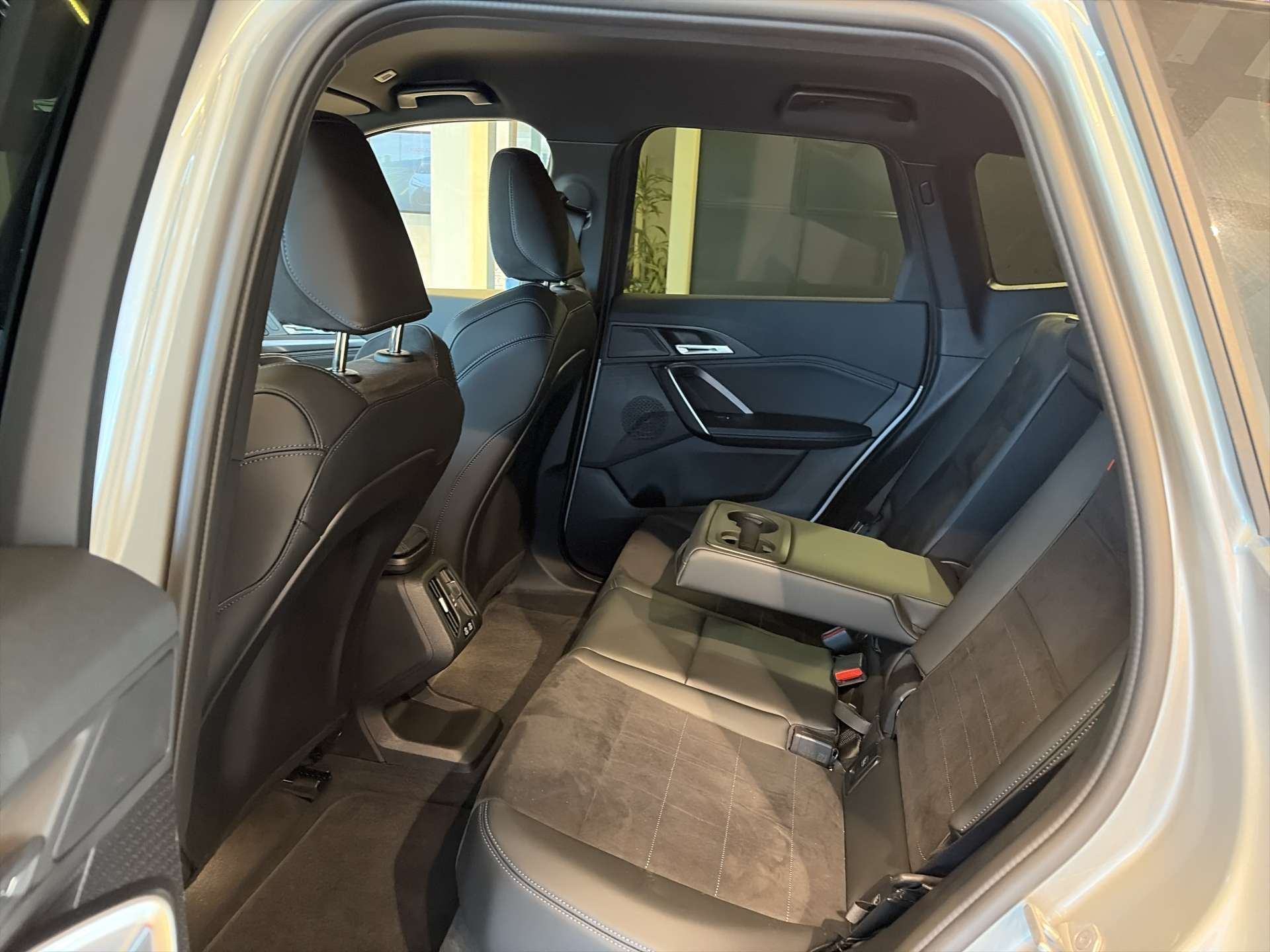 BMW iX1 xDrive 30 M Sport 306PS Automat-image-6