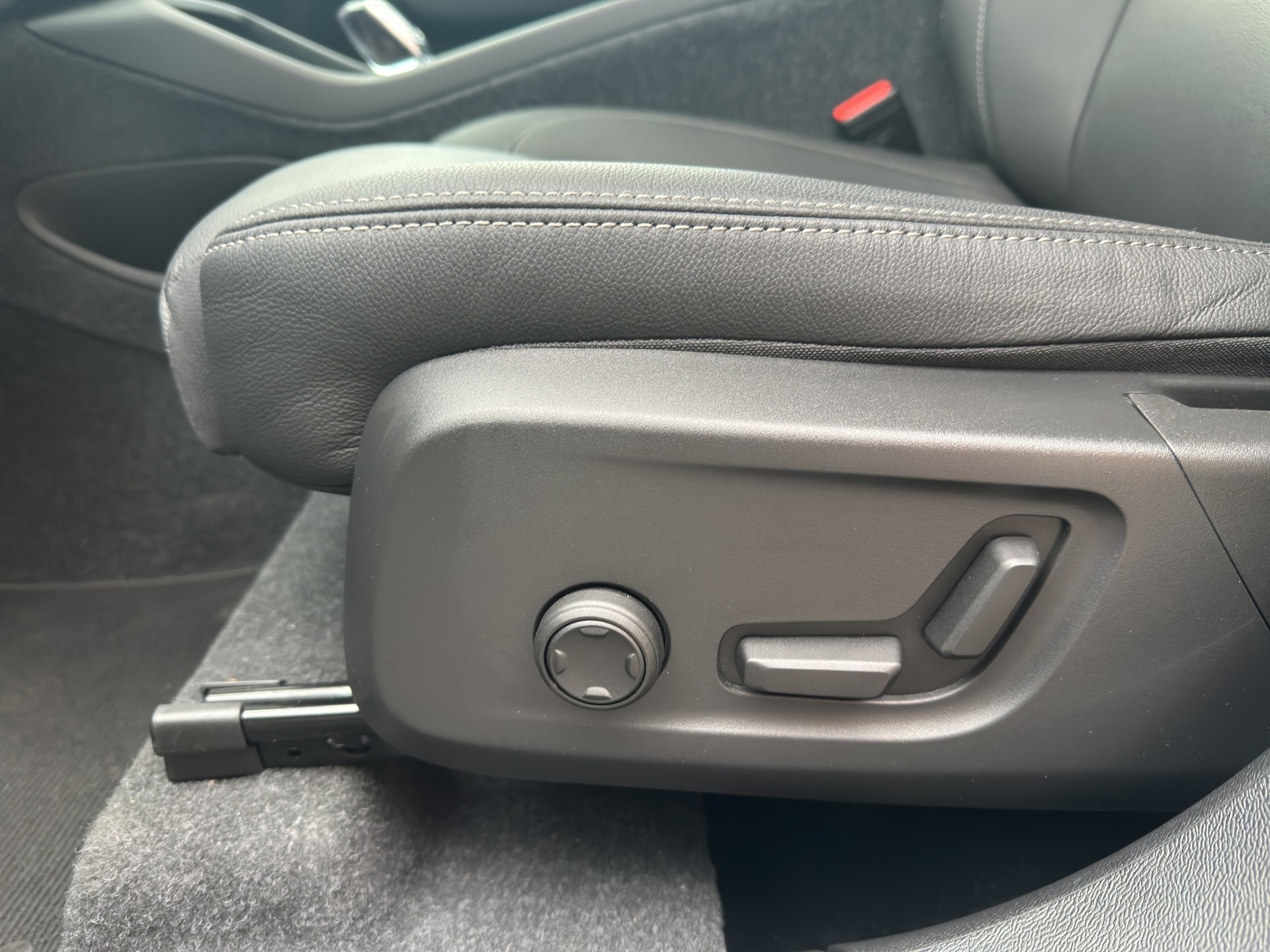 VOLVO XC40 B4 Benzin Mild Hybrid Plus Dark DCT-image-9