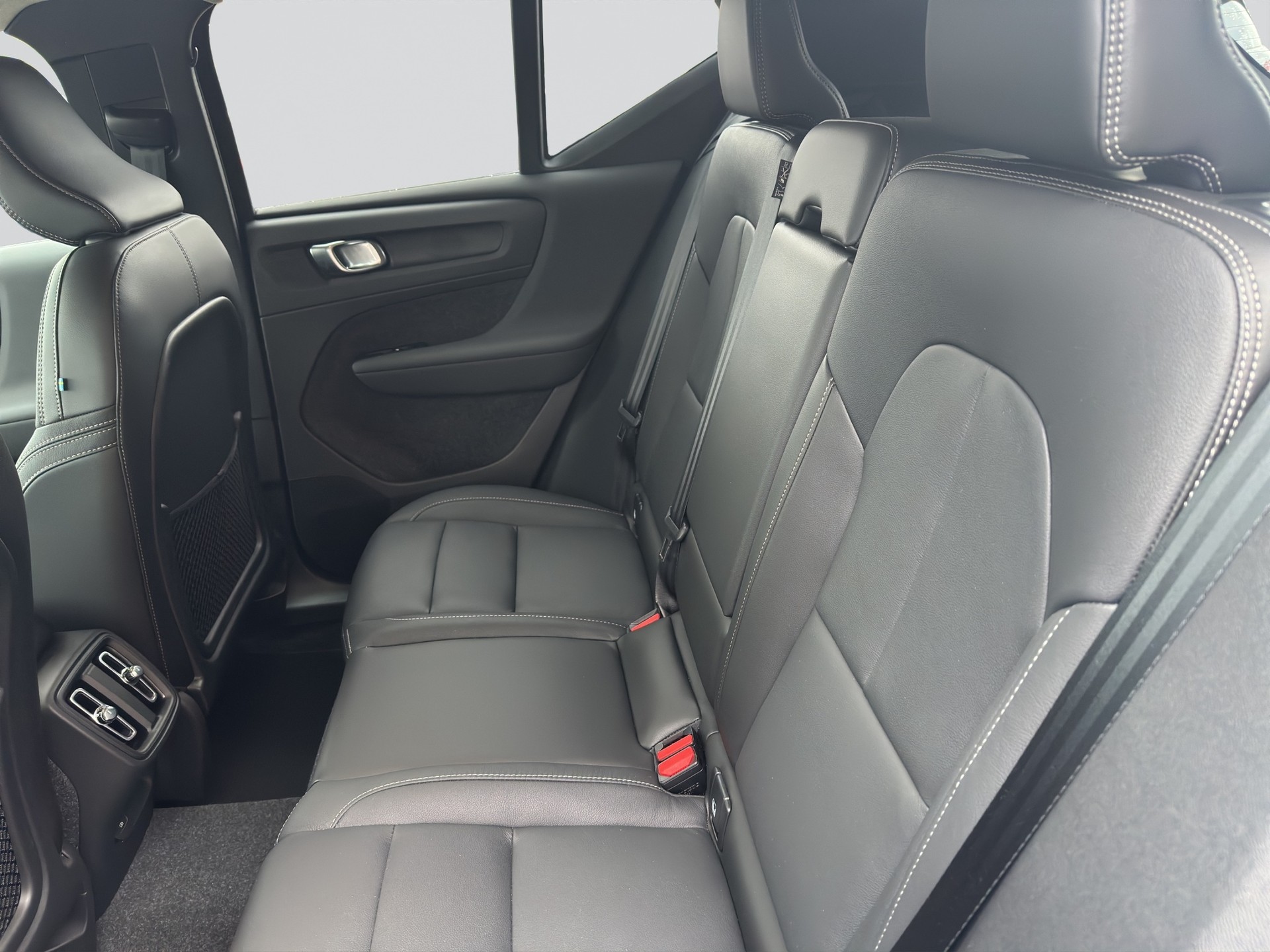 VOLVO XC40 B4 Benzin Mild Hybrid Plus Dark DCT-image-7