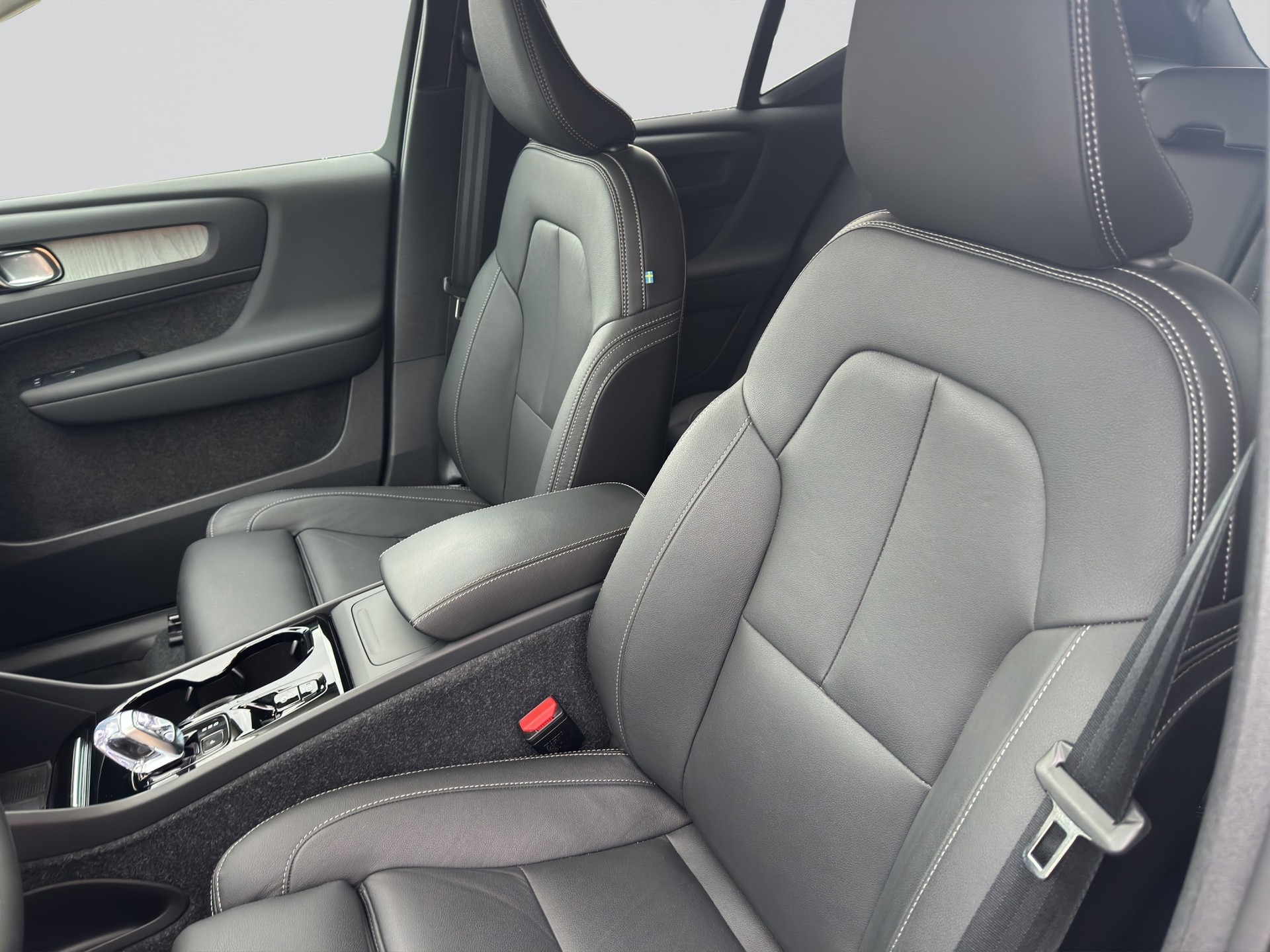 VOLVO XC40 B4 Benzin Mild Hybrid Plus Dark DCT-image-3
