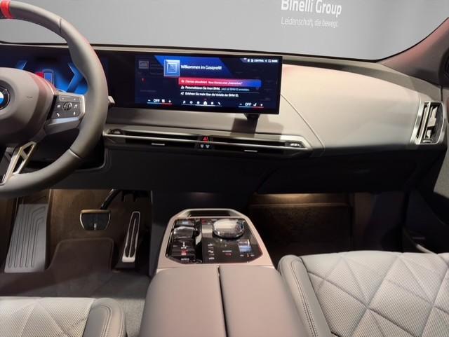 BMW iX M70-image-7