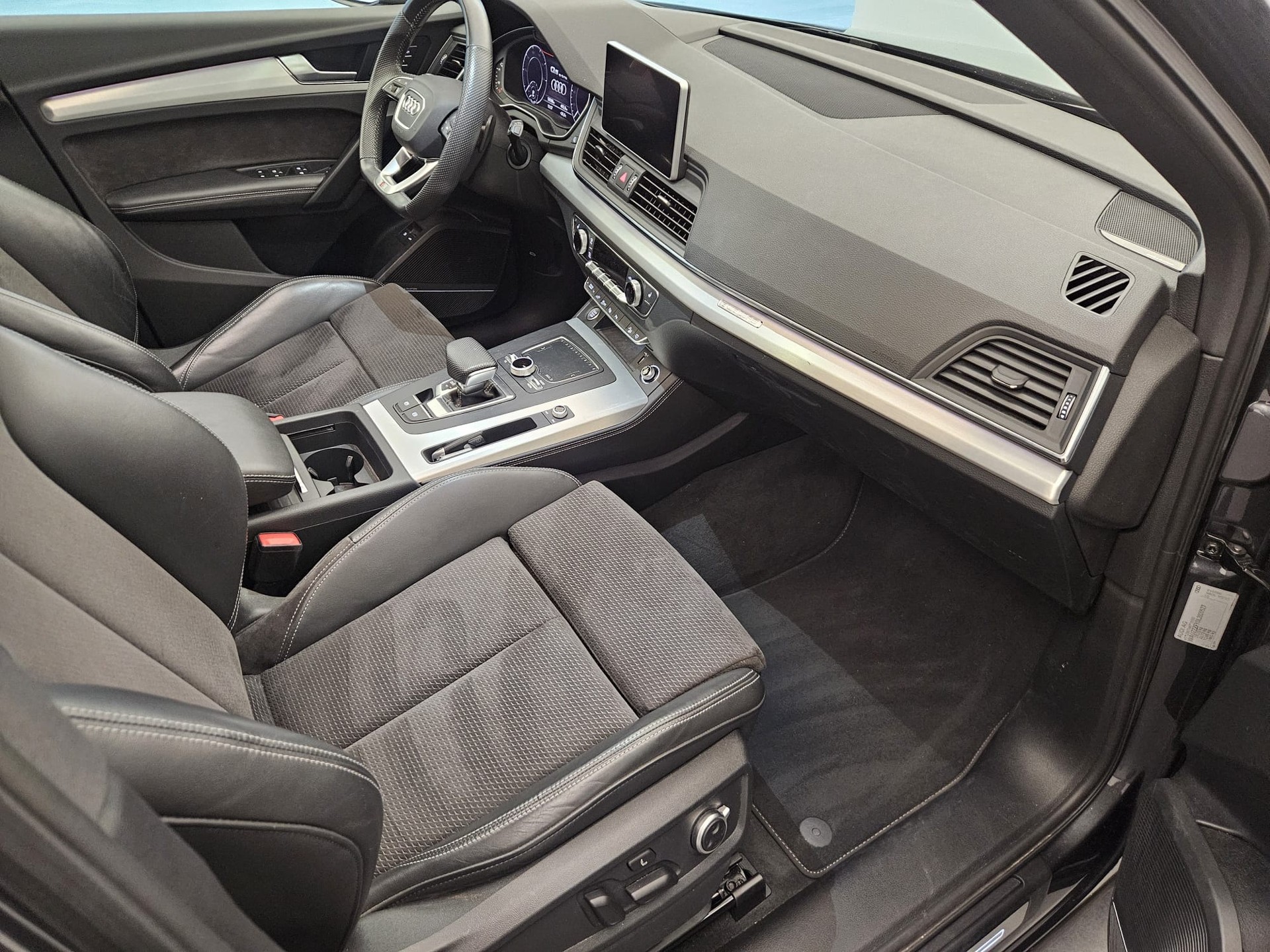 AUDI Q5 55 TFSI e sport quattro-image-11