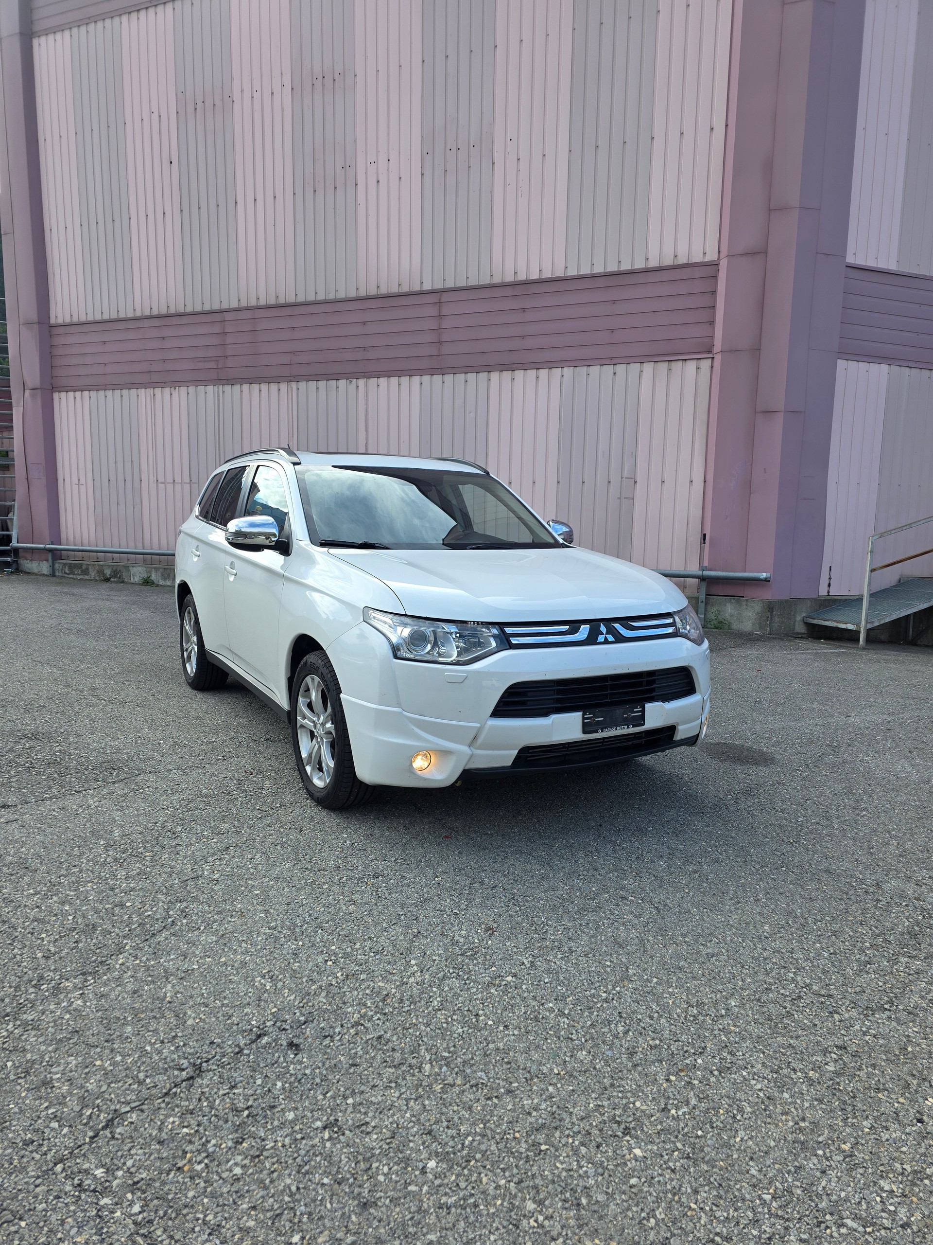MITSUBISHI Outlander 2.2 DID Navigator Safety 4WD Automatic-image-2