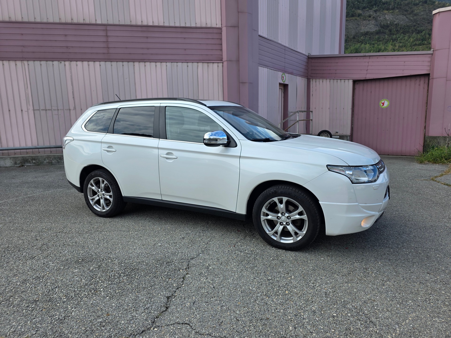 MITSUBISHI Outlander 2.2 DID Navigator Safety 4WD Automatic-image-3
