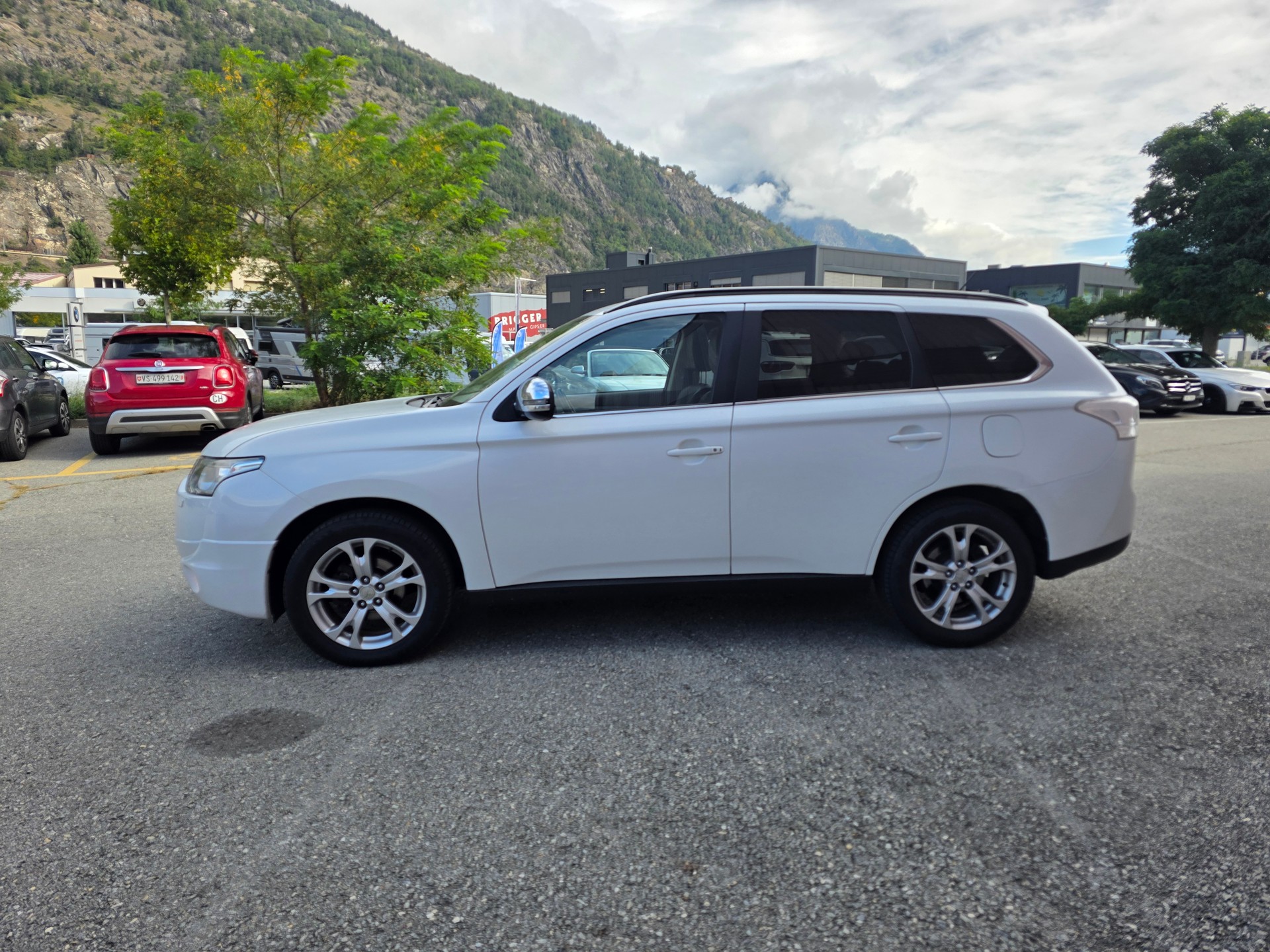 MITSUBISHI Outlander 2.2 DID Navigator Safety 4WD Automatic-image-4