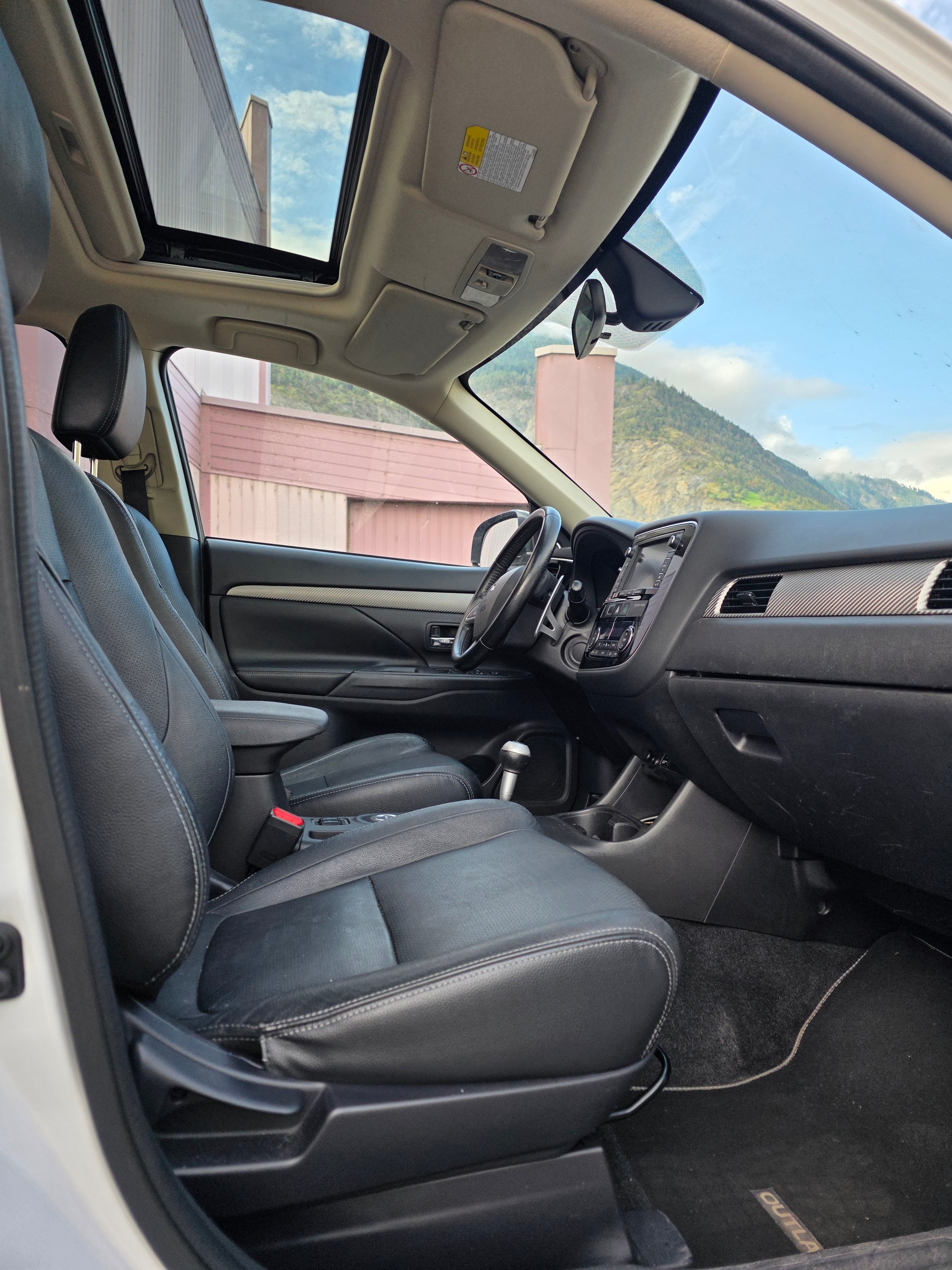 MITSUBISHI Outlander 2.2 DID Navigator Safety 4WD Automatic-image-9