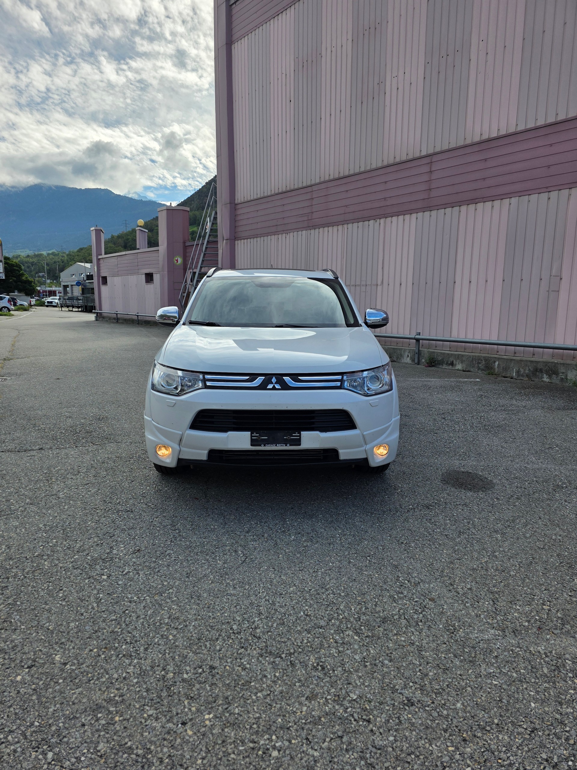 MITSUBISHI Outlander 2.2 DID Navigator Safety 4WD Automatic-image-1