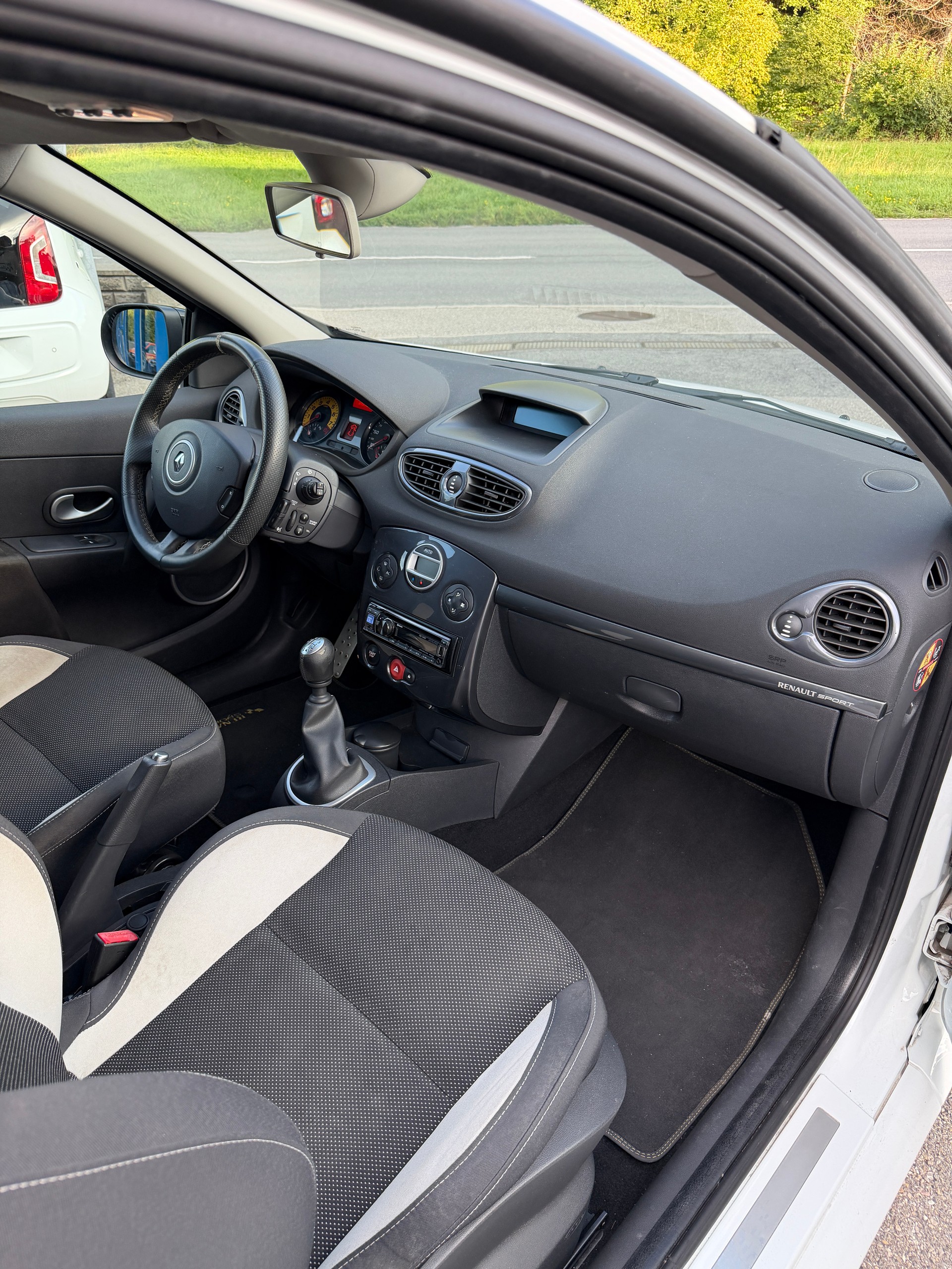 RENAULT Clio 2.0 16V RS (Sport)-image-7