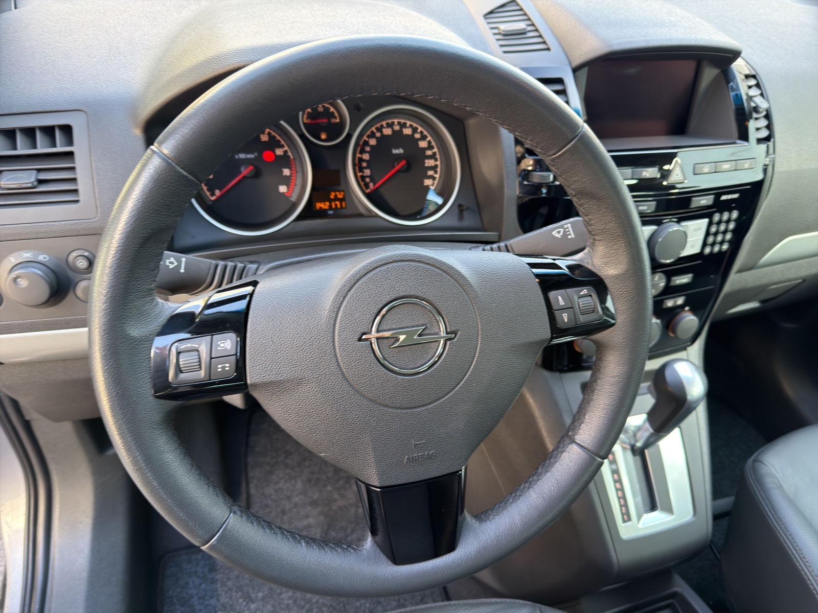 OPEL Zafira 2.2i 16V Anniversary Edition Automatic-image-8