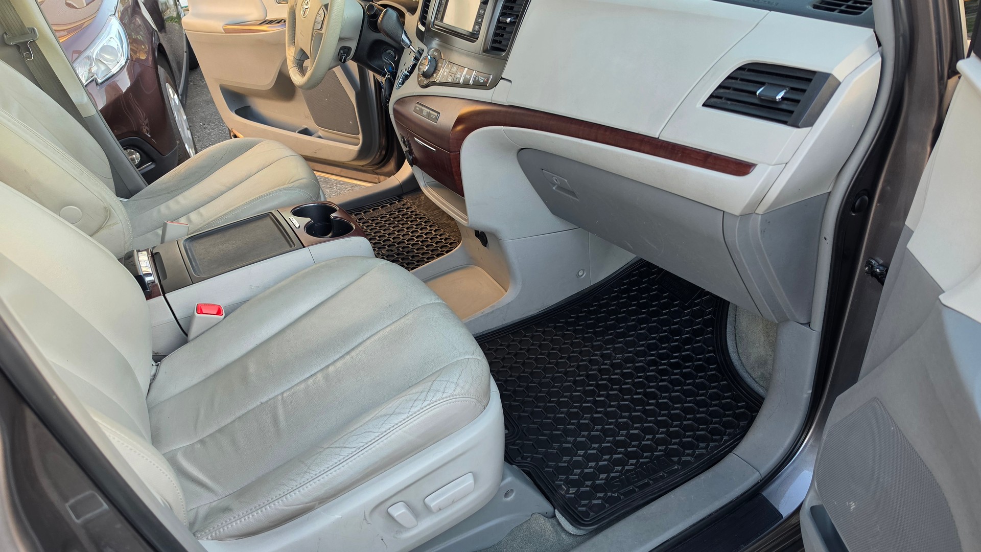 TOYOTA Sienna 3.5 A 4WD-image-20