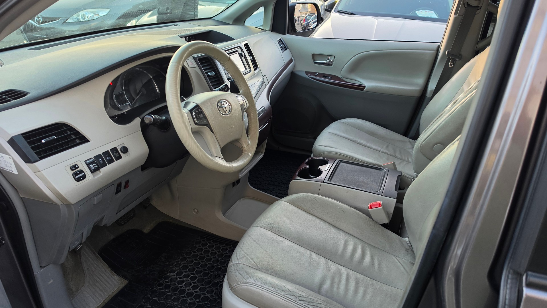 TOYOTA Sienna 3.5 A 4WD-image-26