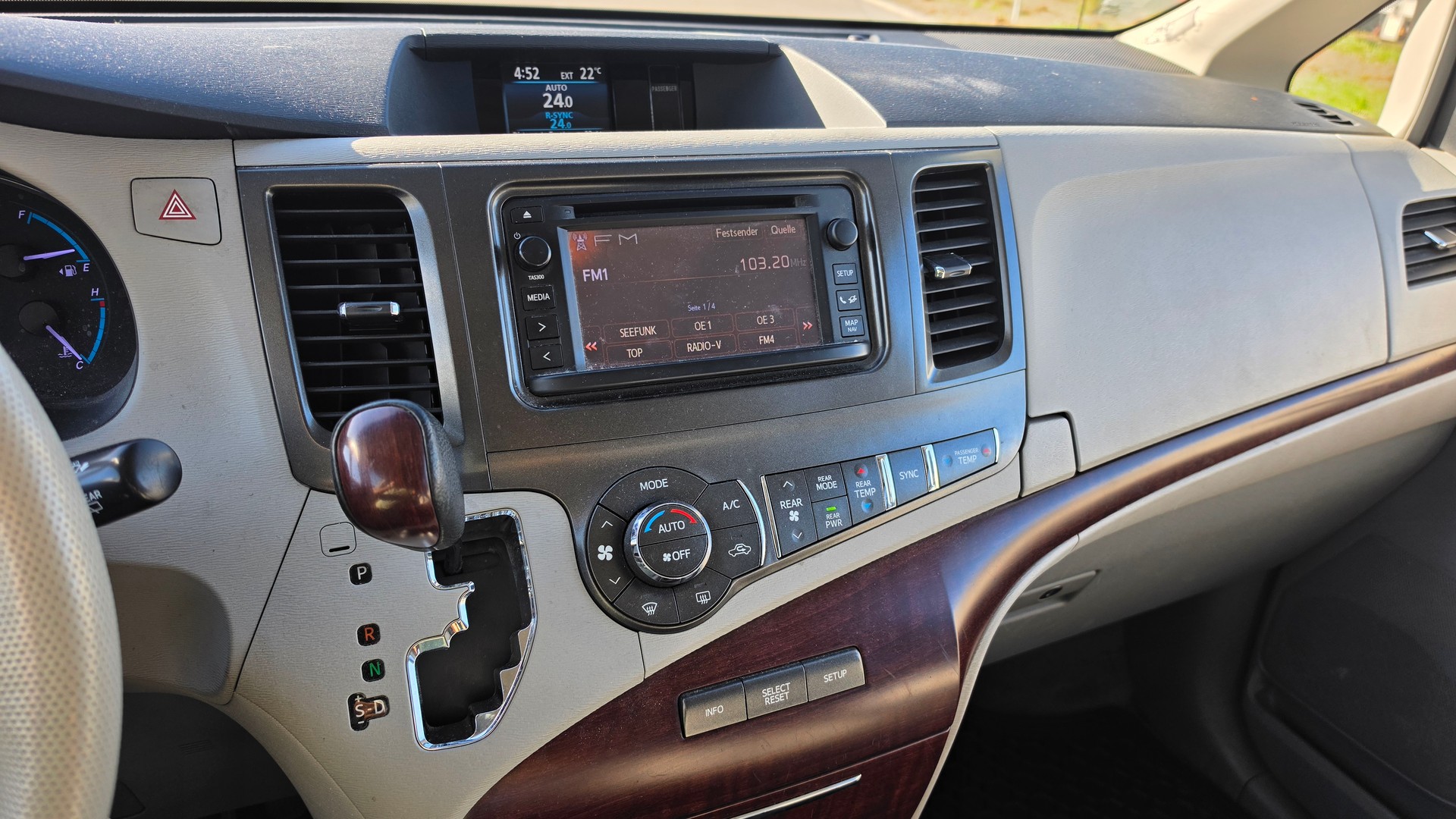 TOYOTA Sienna 3.5 A 4WD-image-10