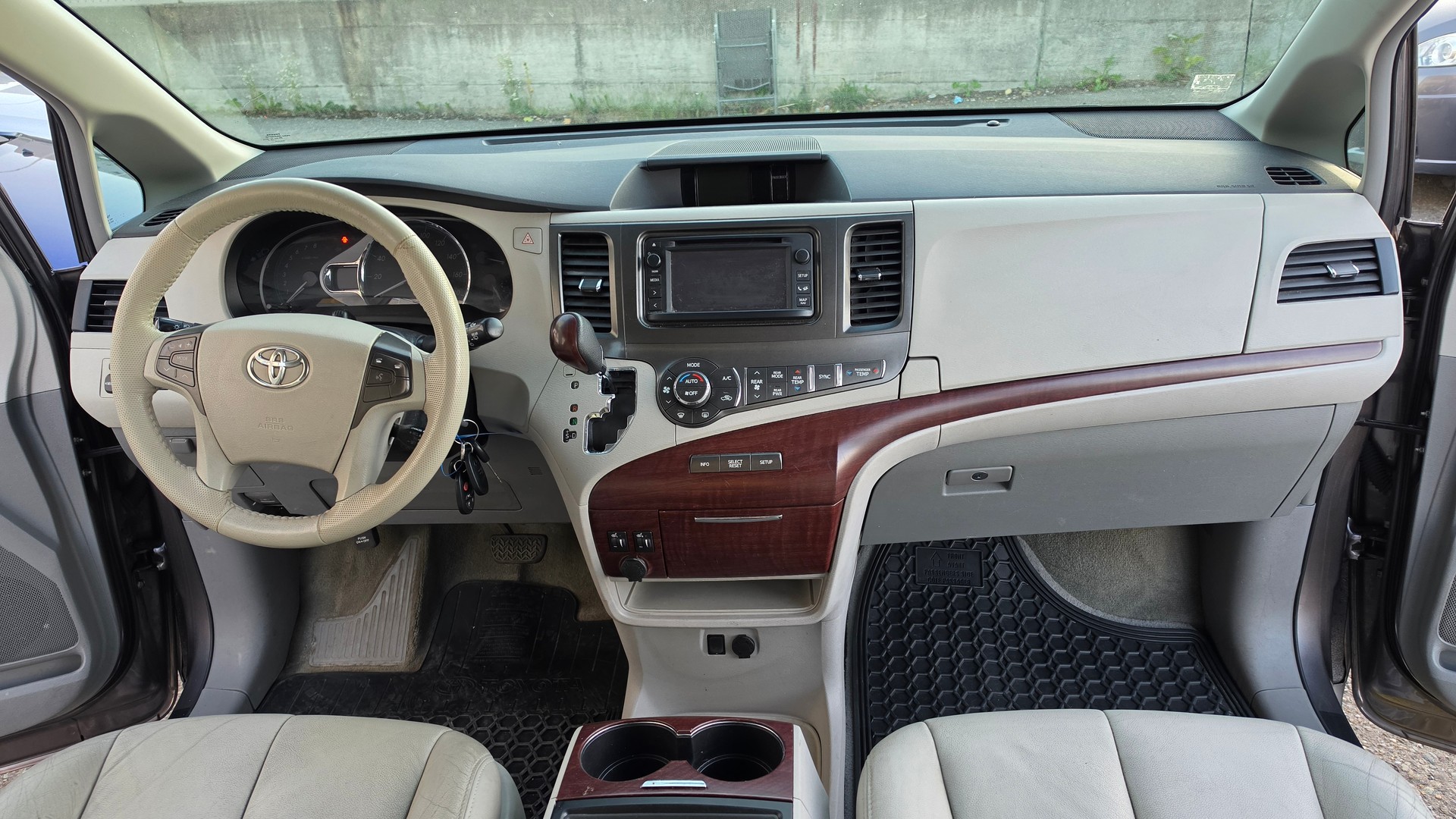 TOYOTA Sienna 3.5 A 4WD-image-24