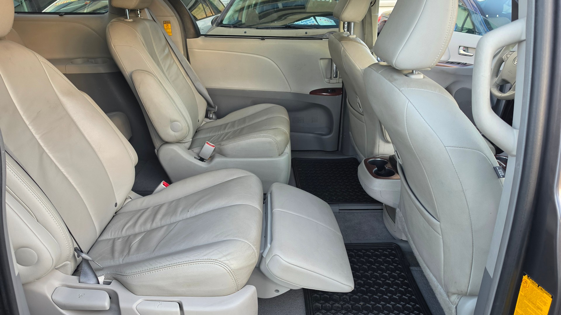 TOYOTA Sienna 3.5 A 4WD-image-22