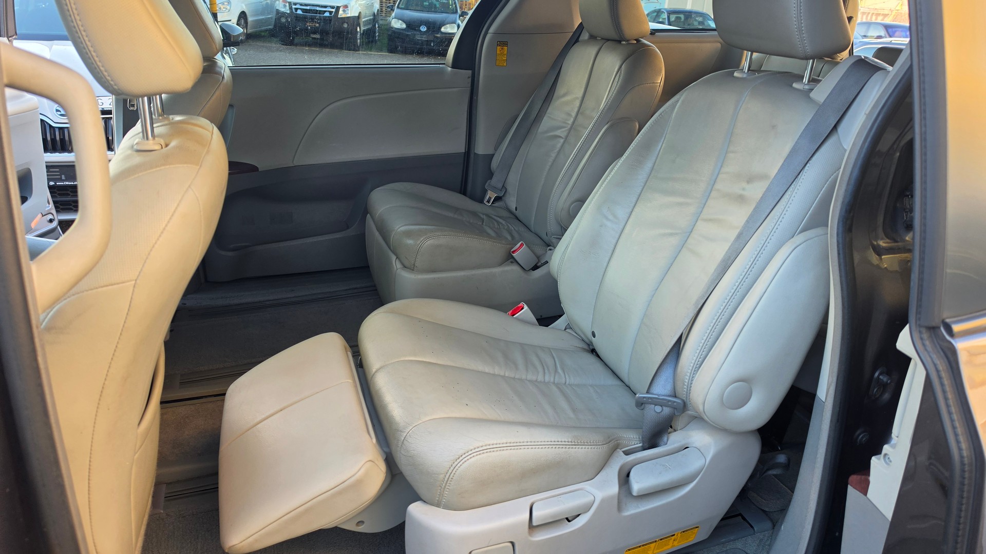 TOYOTA Sienna 3.5 A 4WD-image-17