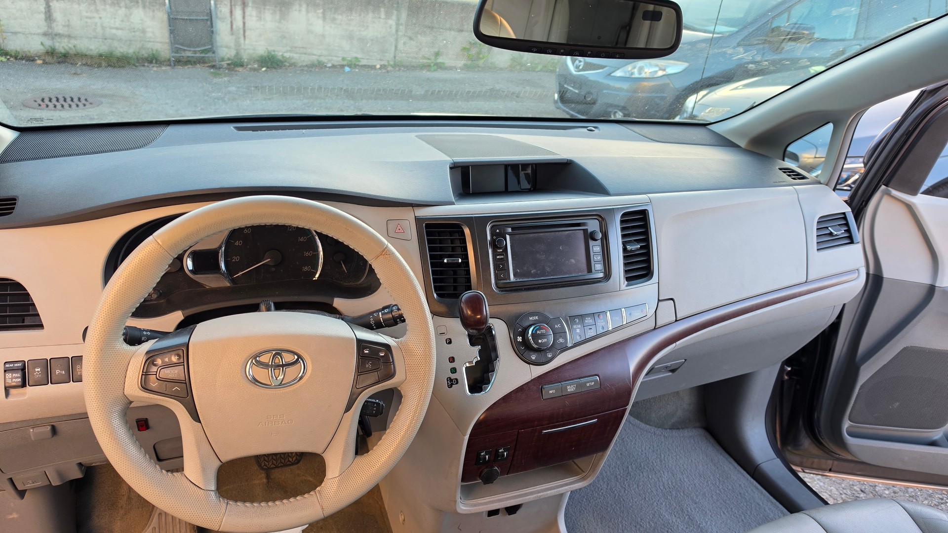 TOYOTA Sienna 3.5 A 4WD-image-18