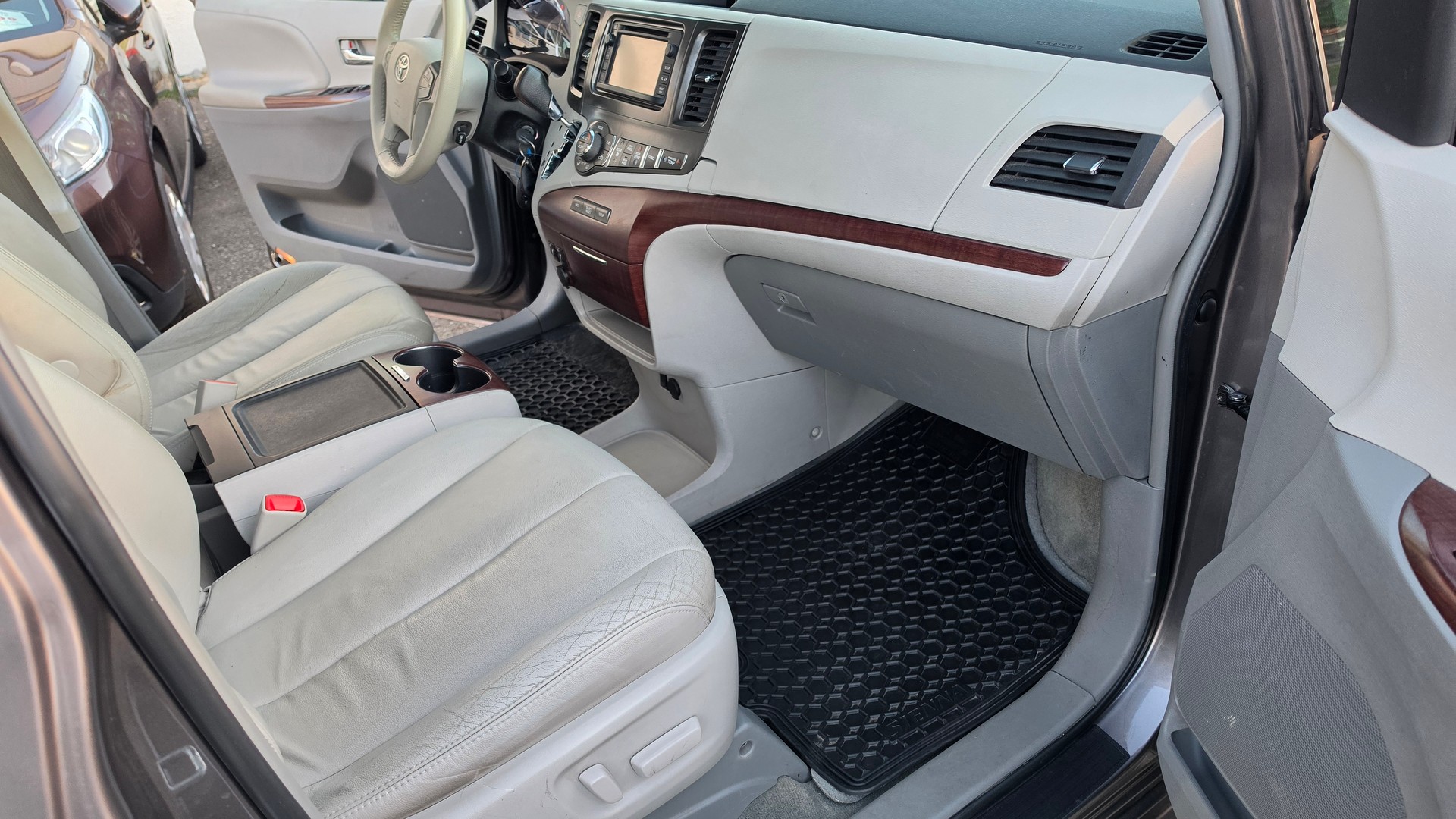 TOYOTA Sienna 3.5 A 4WD-image-23