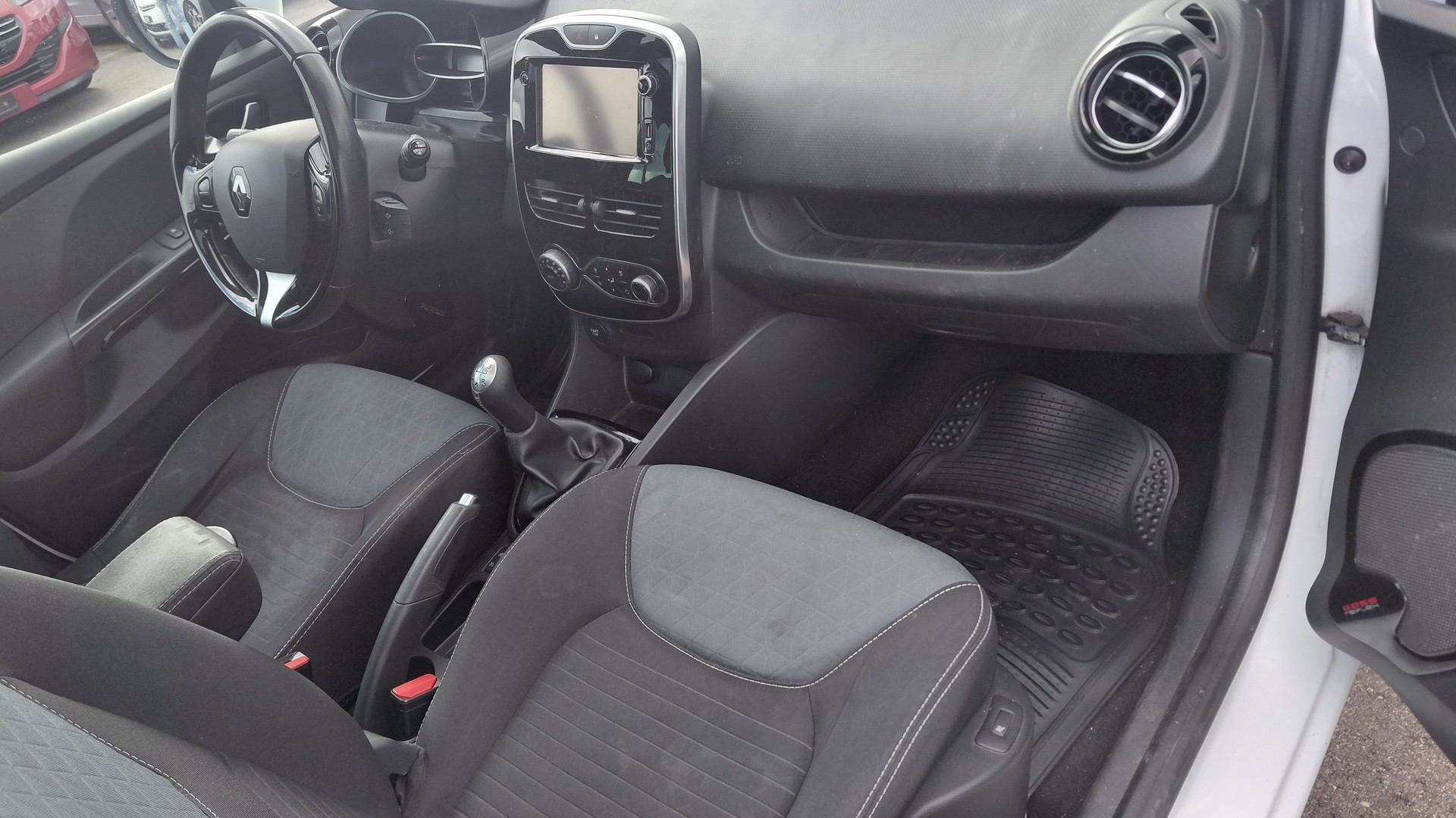 RENAULT Clio Grandtour 1.5 dCi Swiss Edition-image-10