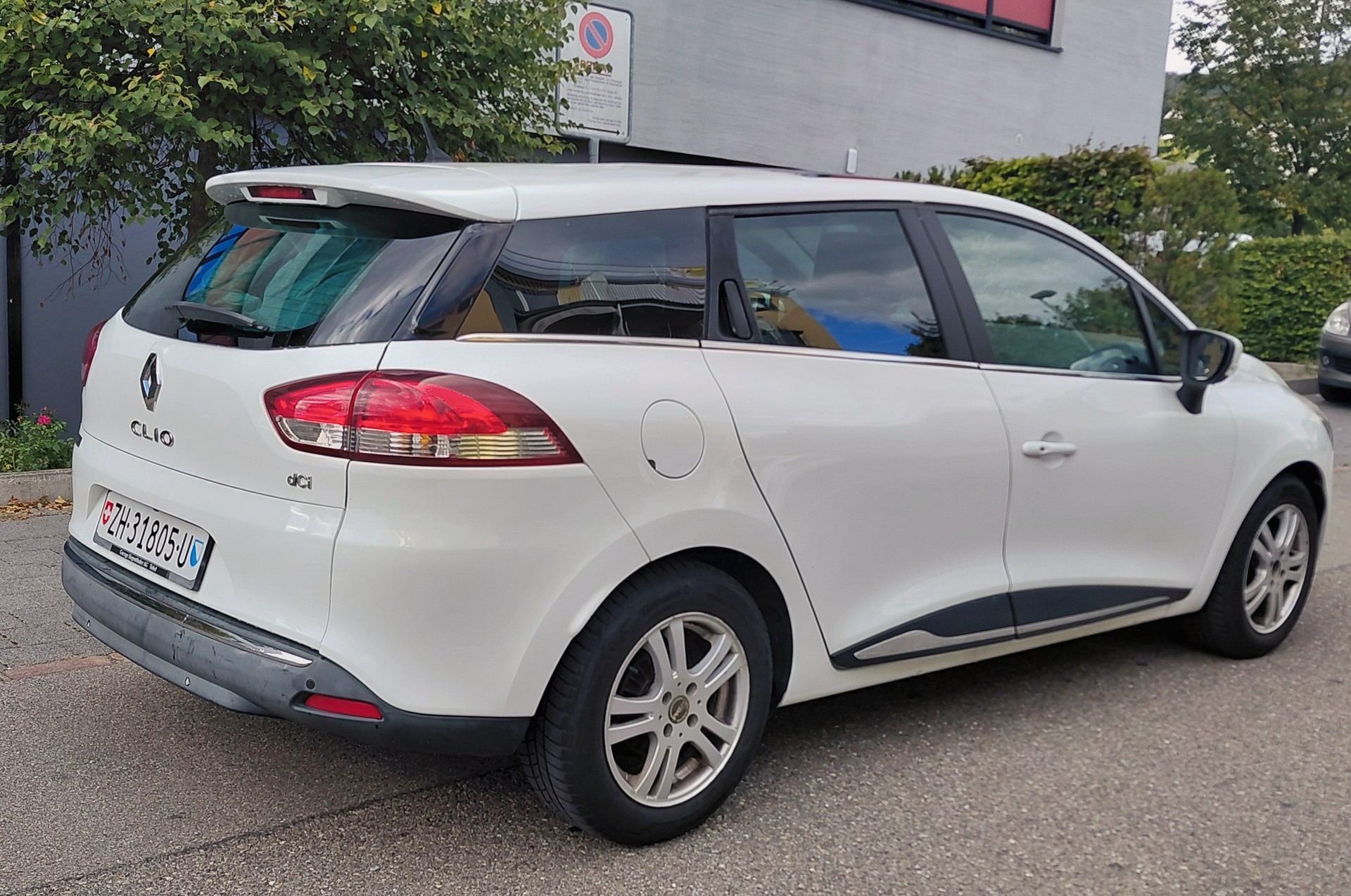 RENAULT Clio Grandtour 1.5 dCi Swiss Edition-image-3