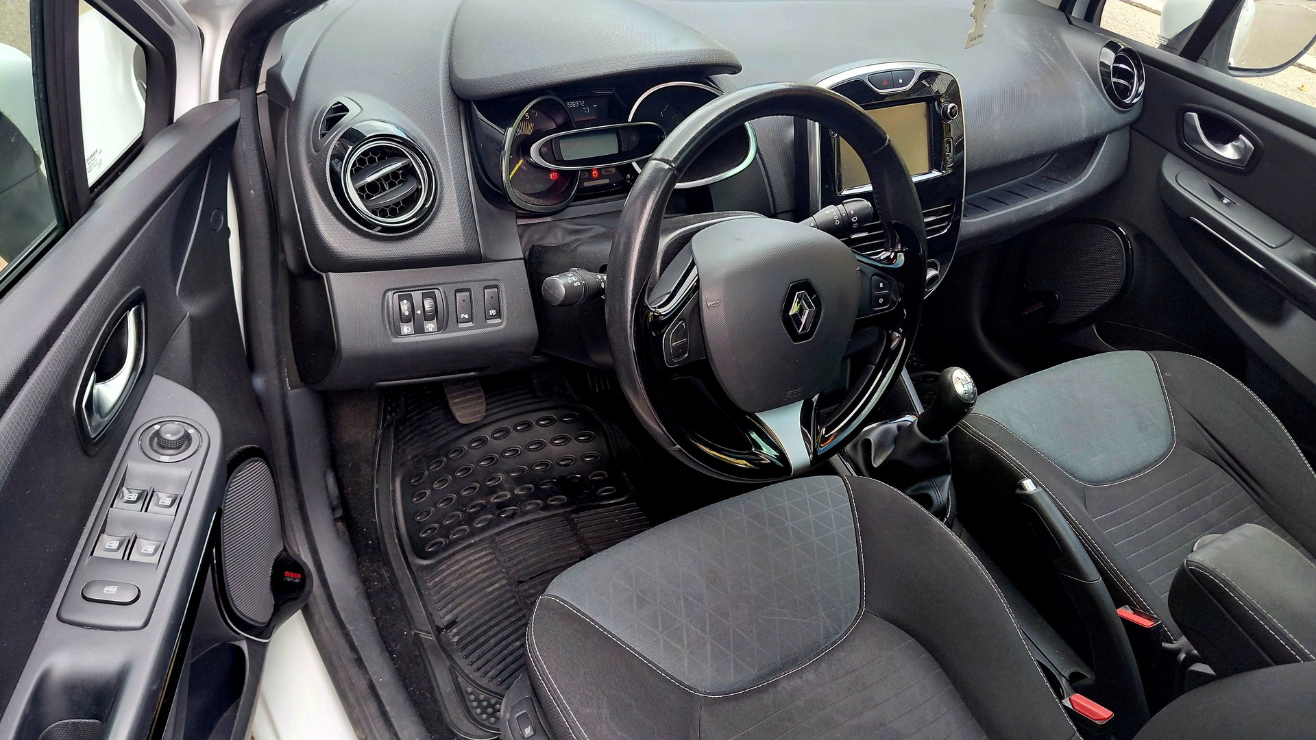 RENAULT Clio Grandtour 1.5 dCi Swiss Edition-image-9