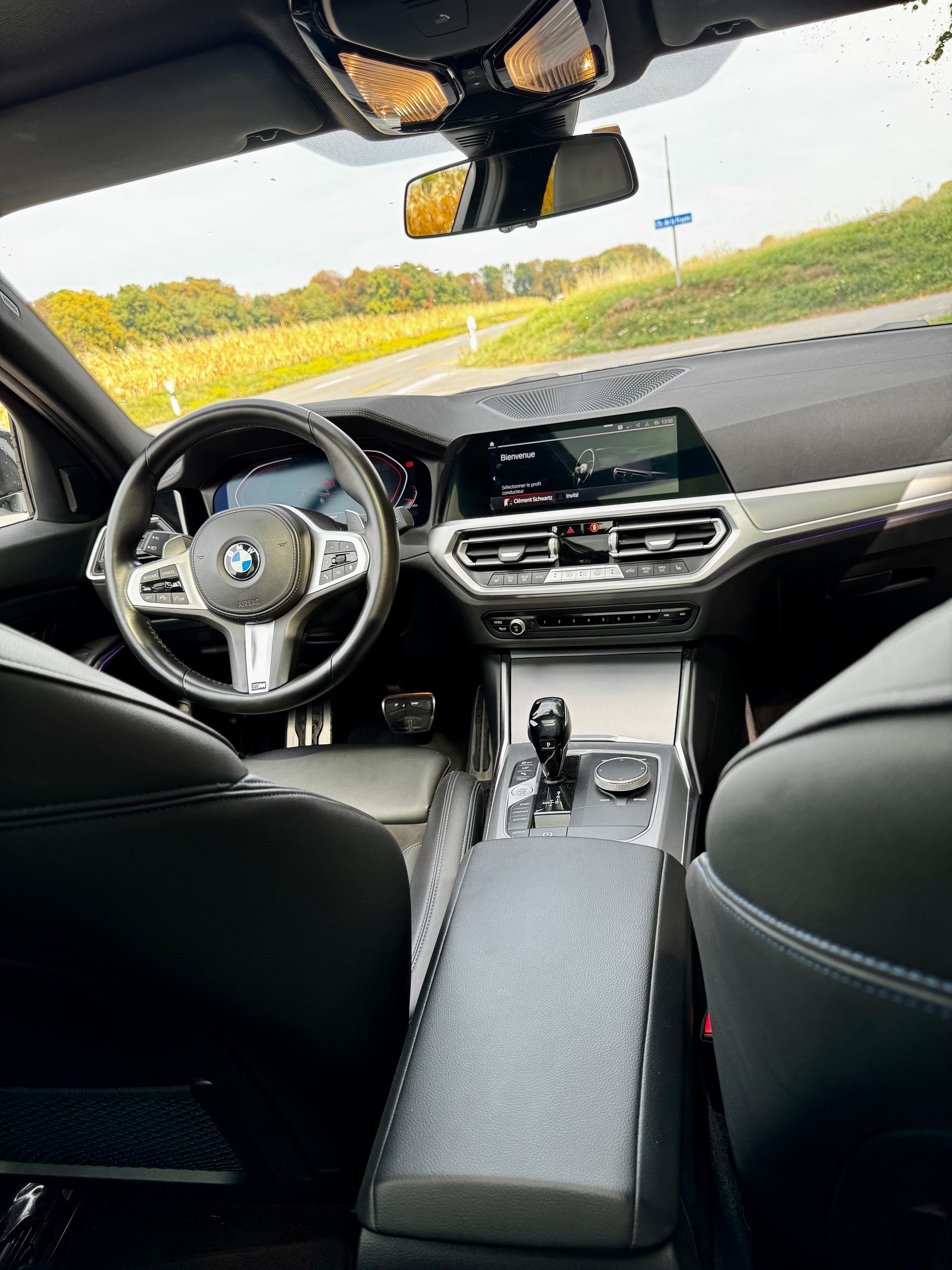 BMW 330i xDrive-image-5