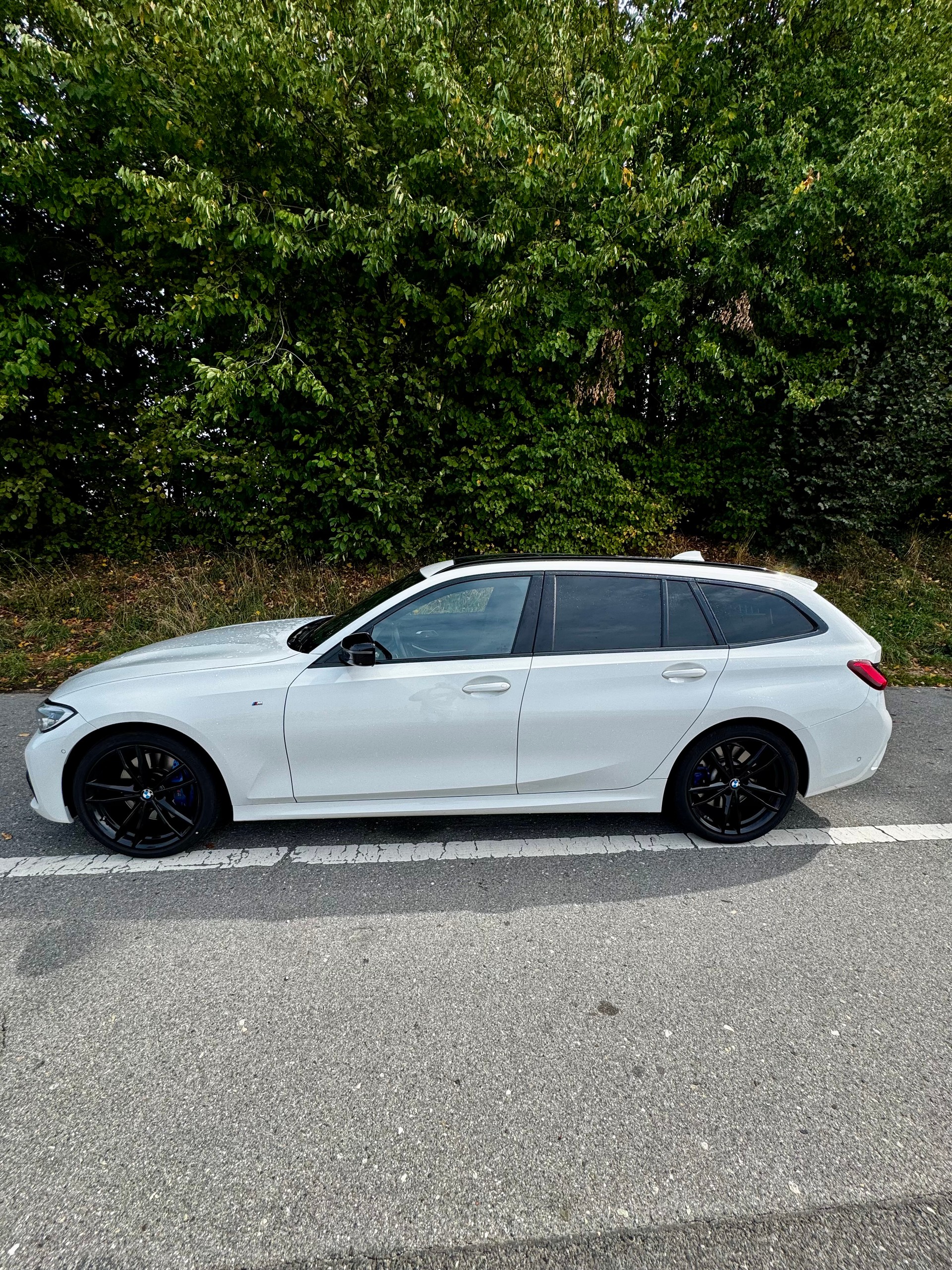BMW 330i xDrive-image-2