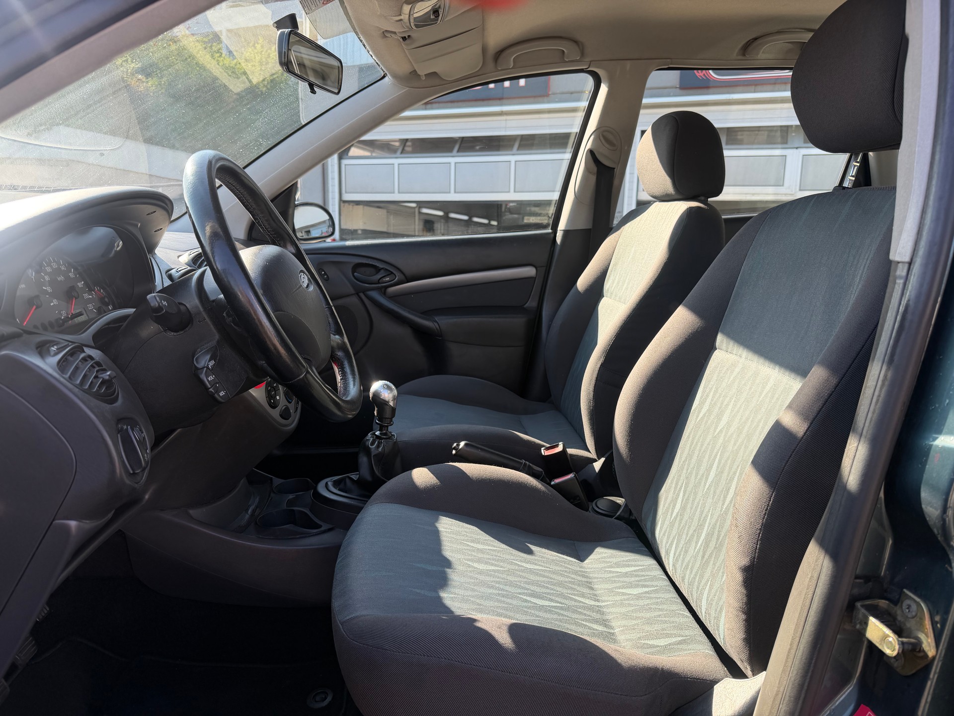 FORD Focus 2.0i 16V Ghia-image-6