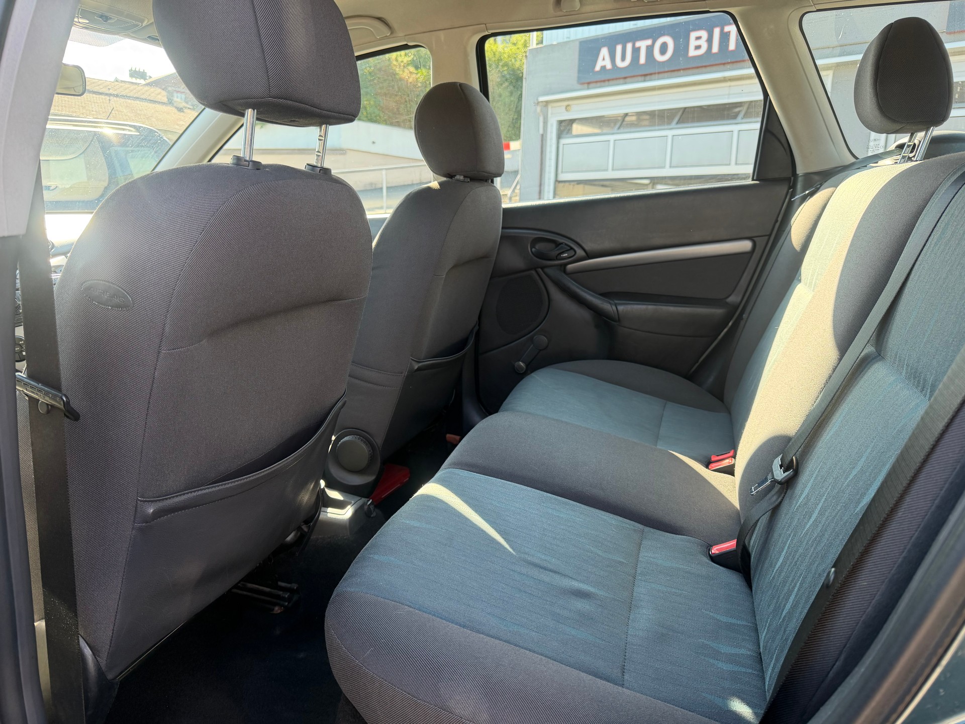 FORD Focus 2.0i 16V Ghia-image-7