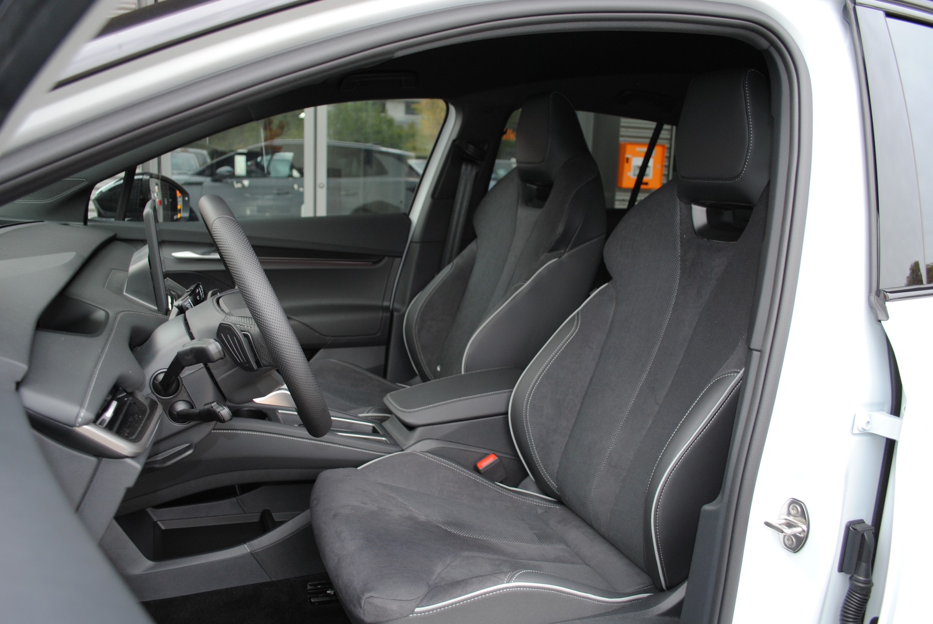 SKODA Elroq 85x Sportline 4x4-image-11