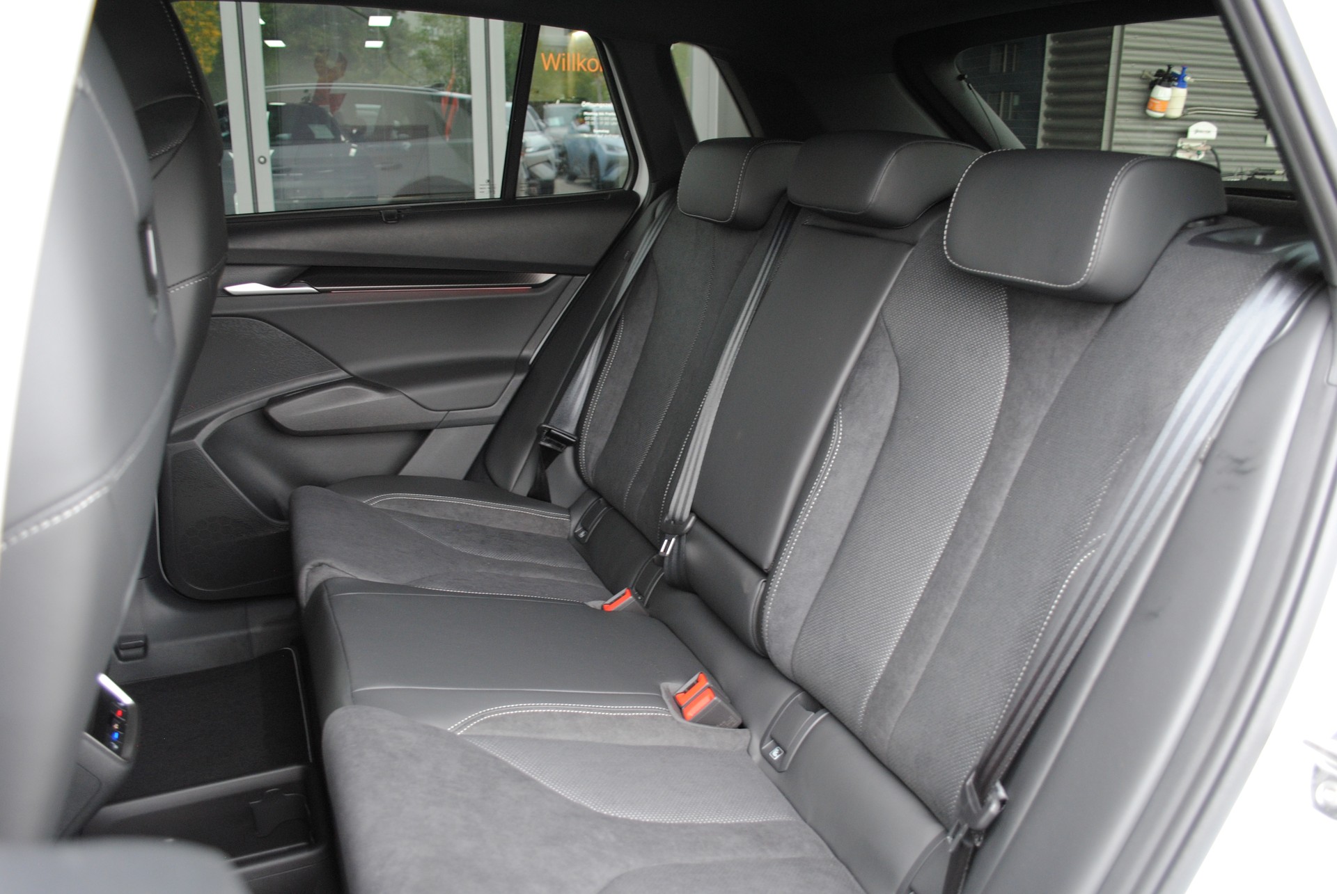 SKODA Elroq 85x Sportline 4x4-image-23