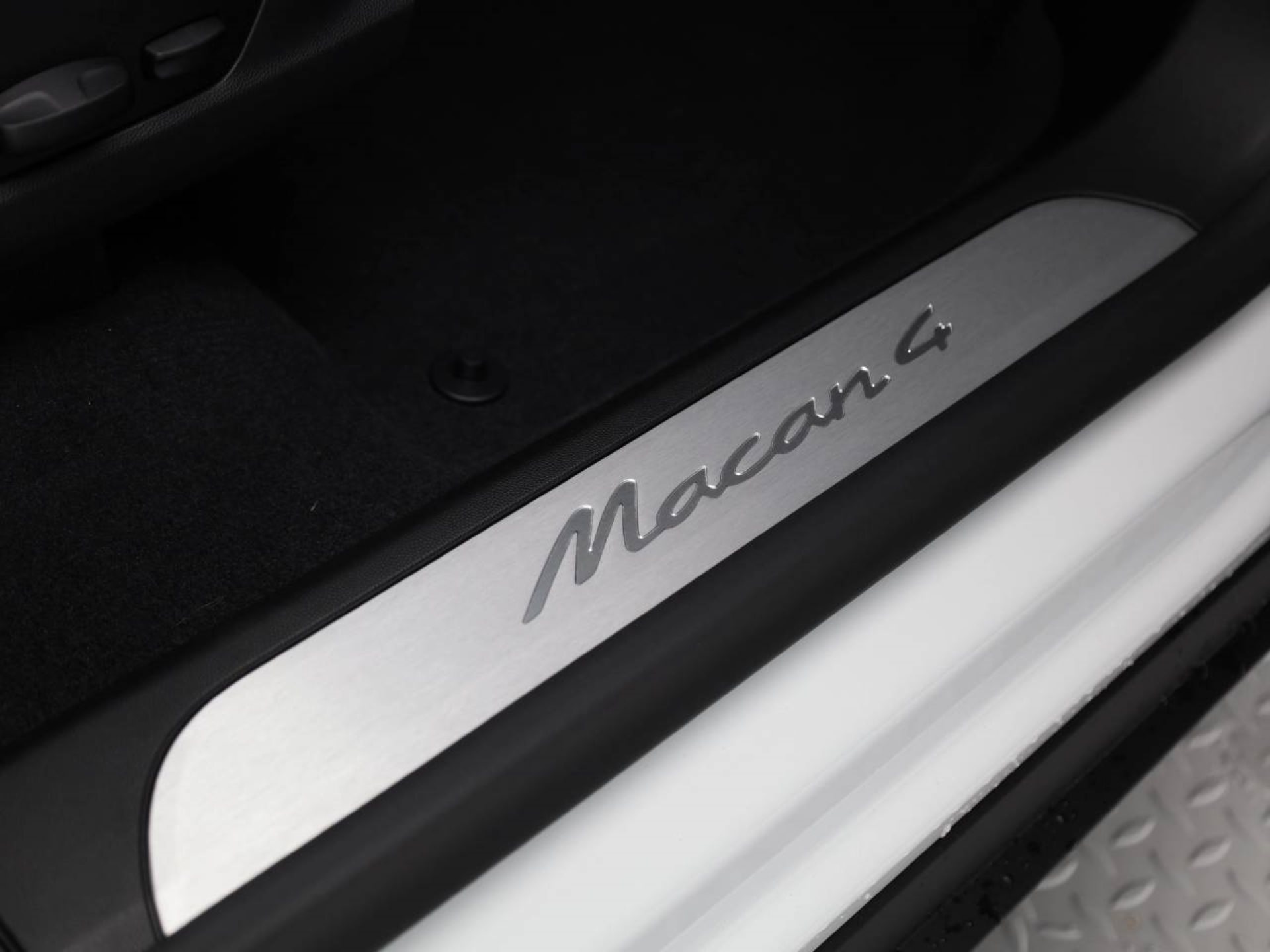 PORSCHE Macan 4-image-17