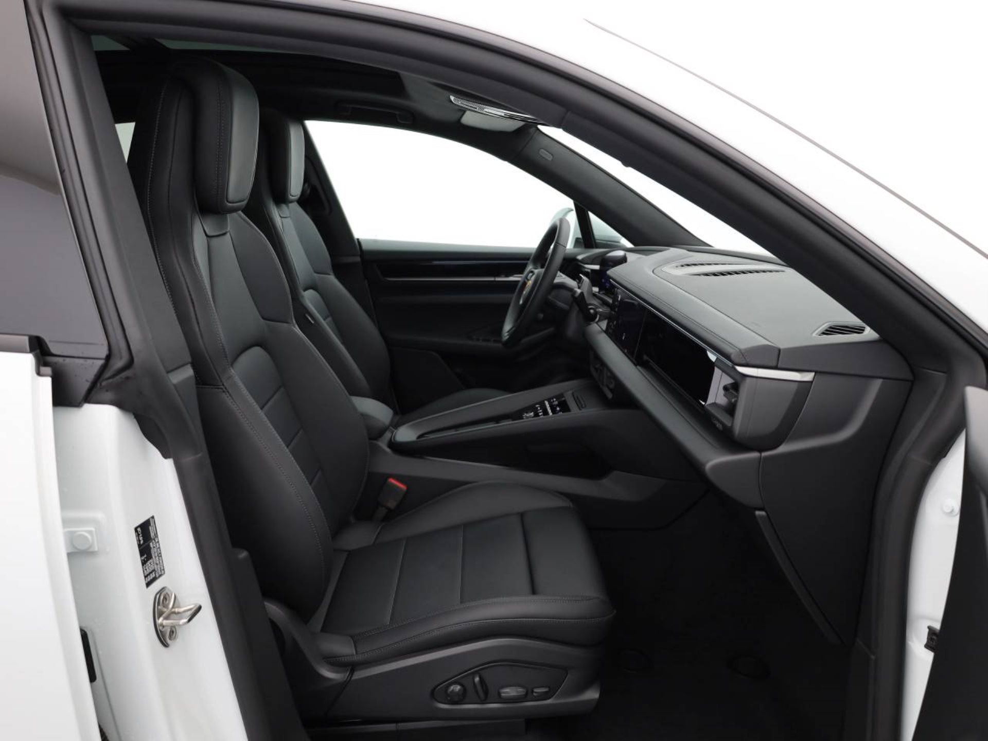 PORSCHE Macan 4-image-14