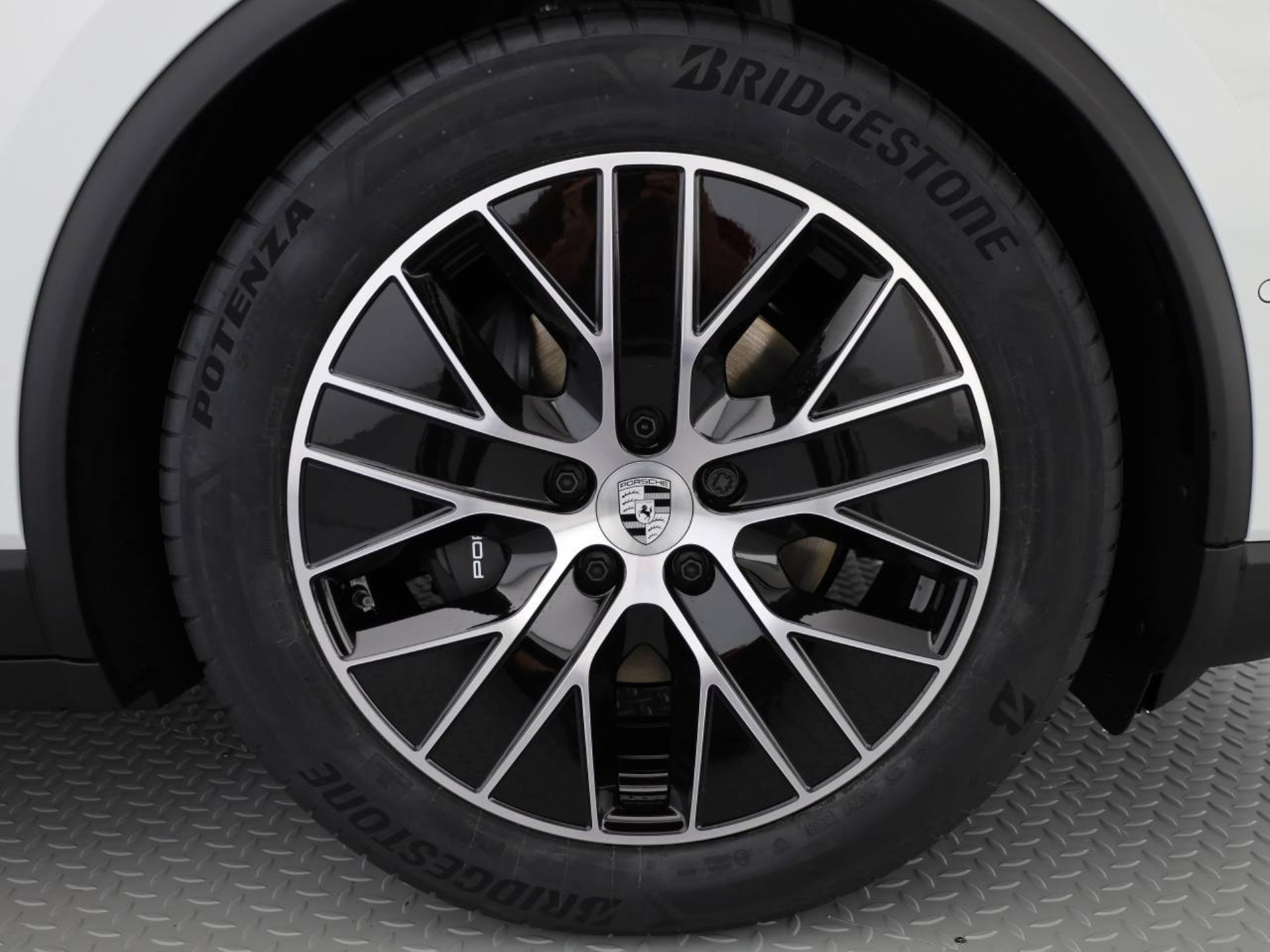 PORSCHE Macan 4-image-8