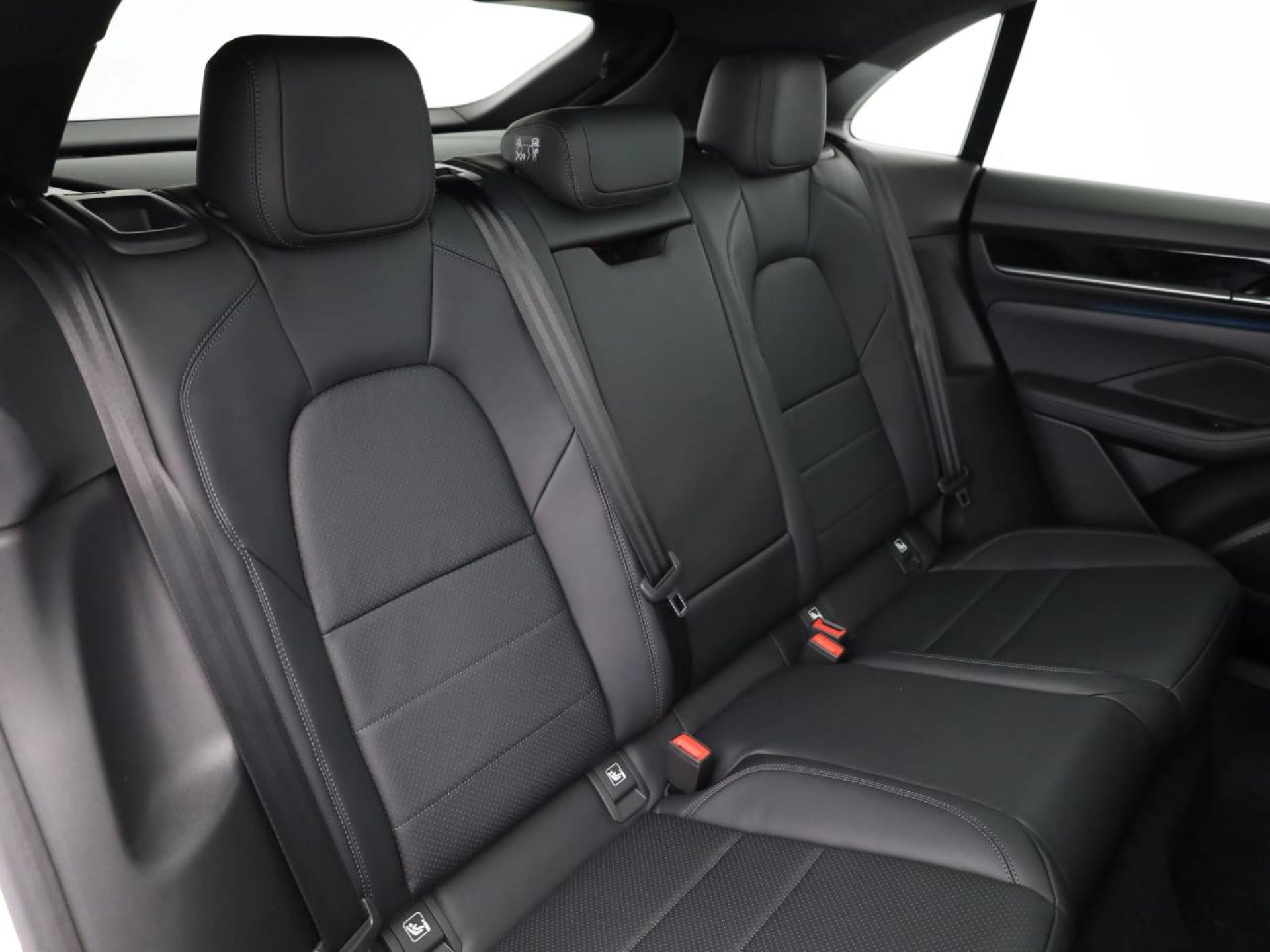 PORSCHE Macan 4-image-19