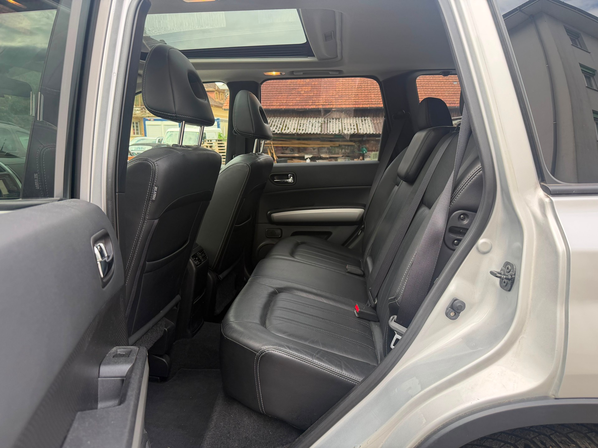 NISSAN X-Trail 2.0 dCi 16V LE Automatic-image-4
