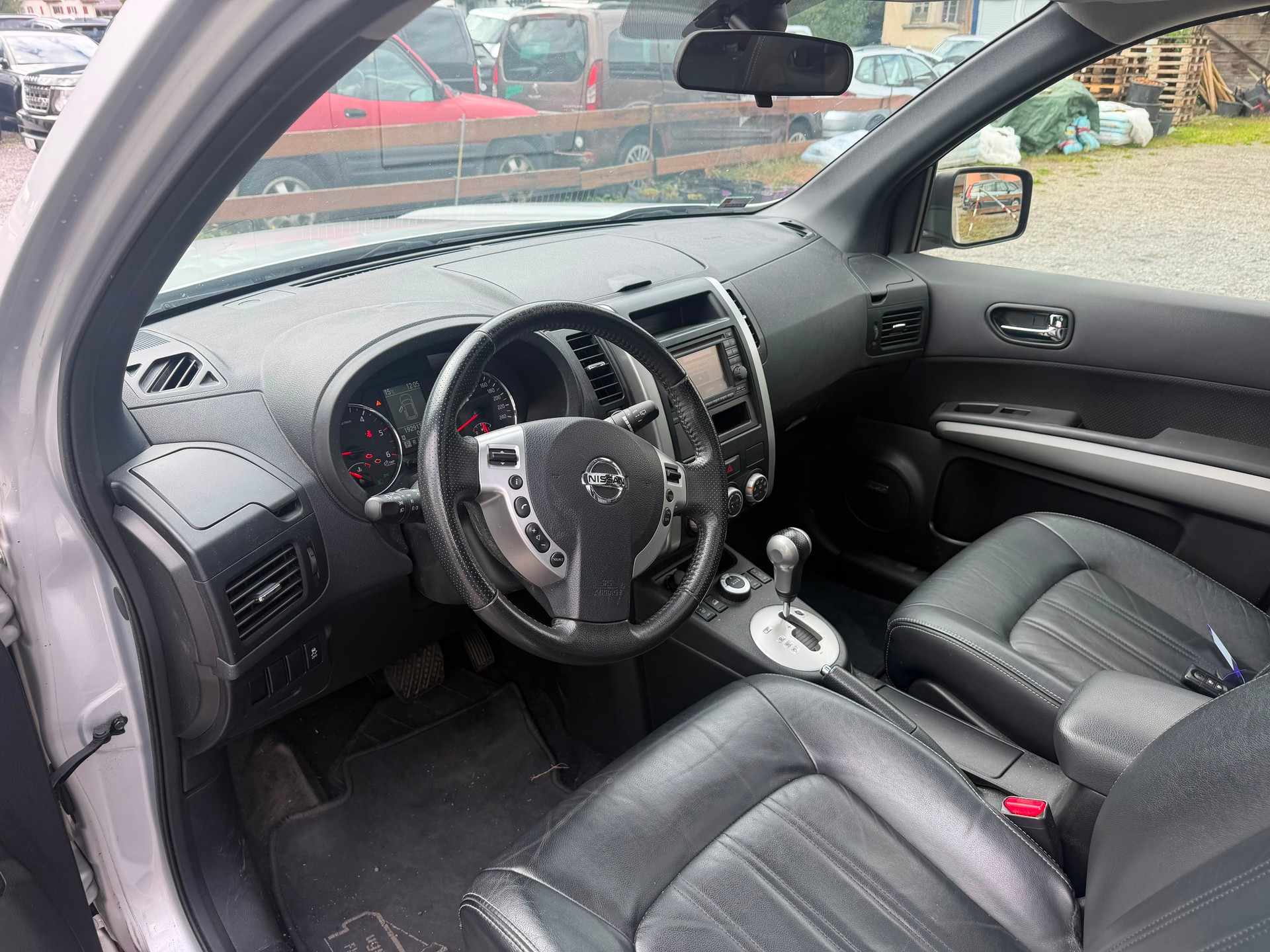 NISSAN X-Trail 2.0 dCi 16V LE Automatic-image-5
