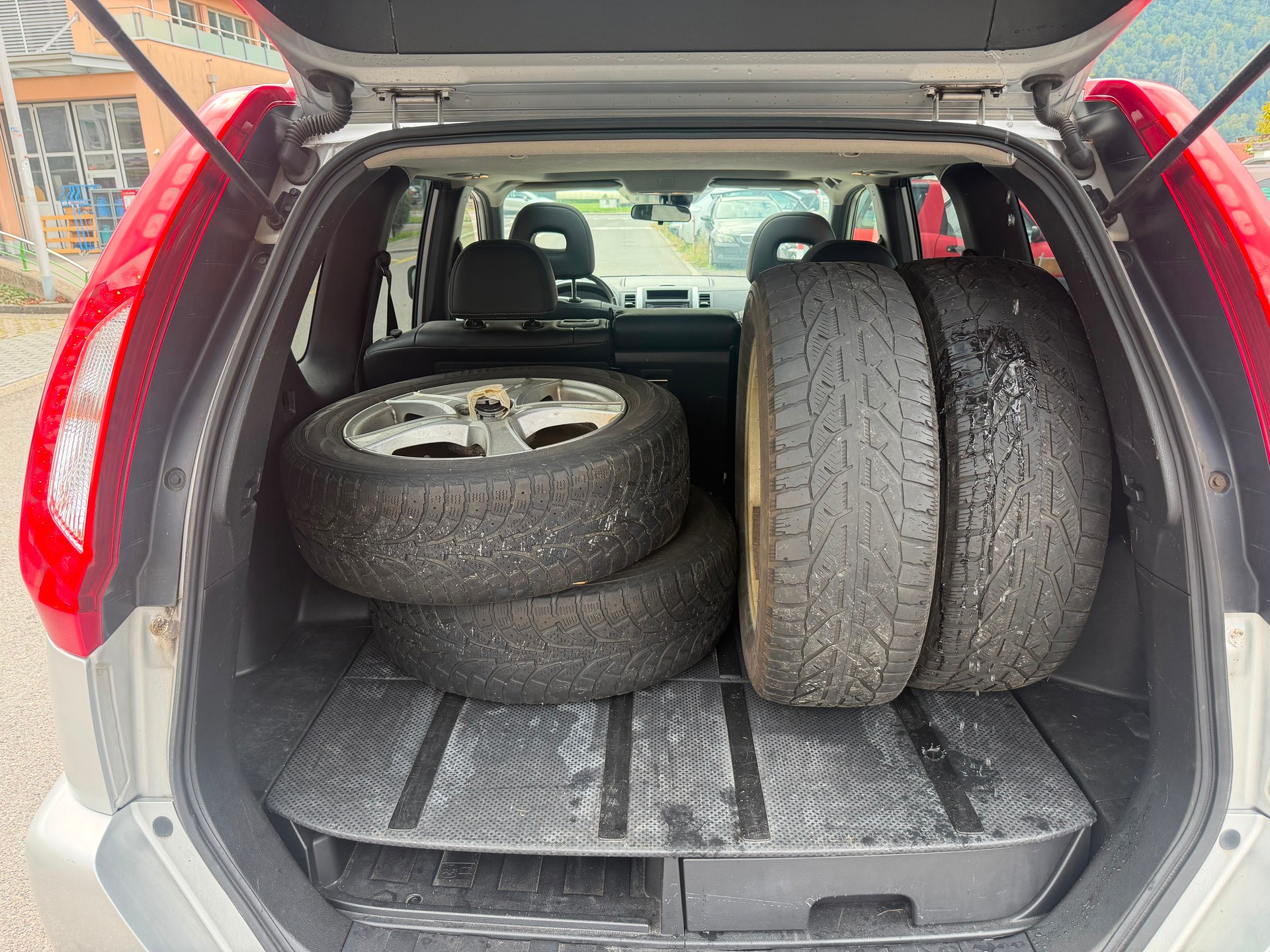 NISSAN X-Trail 2.0 dCi 16V LE Automatic-image-3