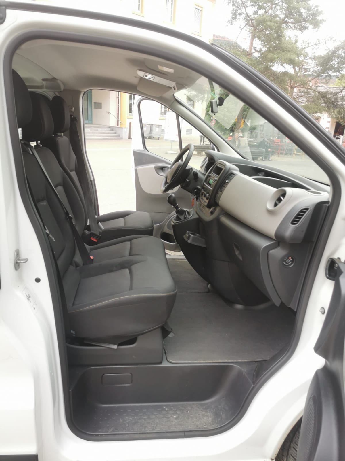 RENAULT Trafic ENERGY dCi 95 Passenger Life-image-11