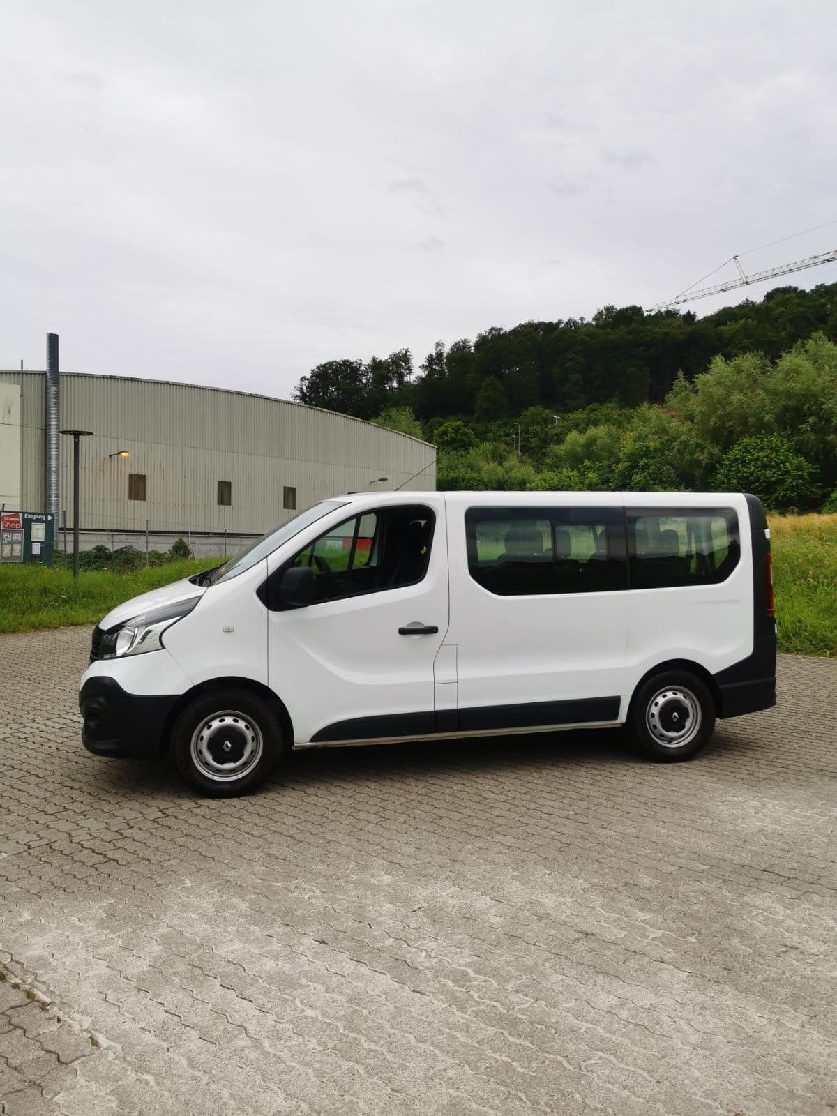 RENAULT Trafic ENERGY dCi 95 Passenger Life-image-1