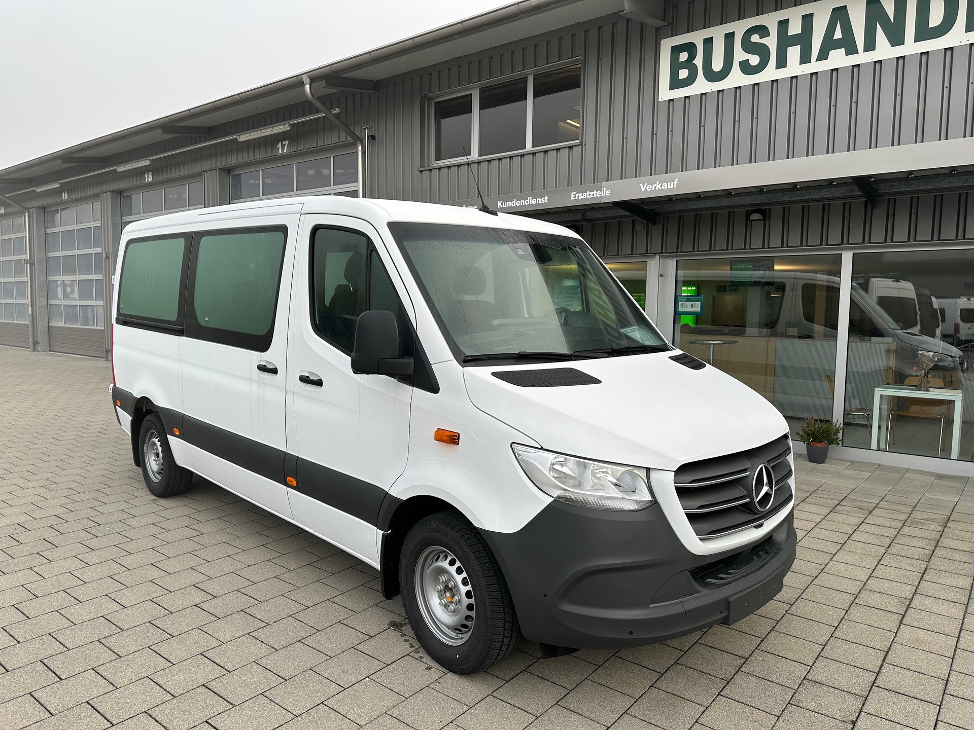 MERCEDES-BENZ 317 Personentransporter 8 Plätzer
