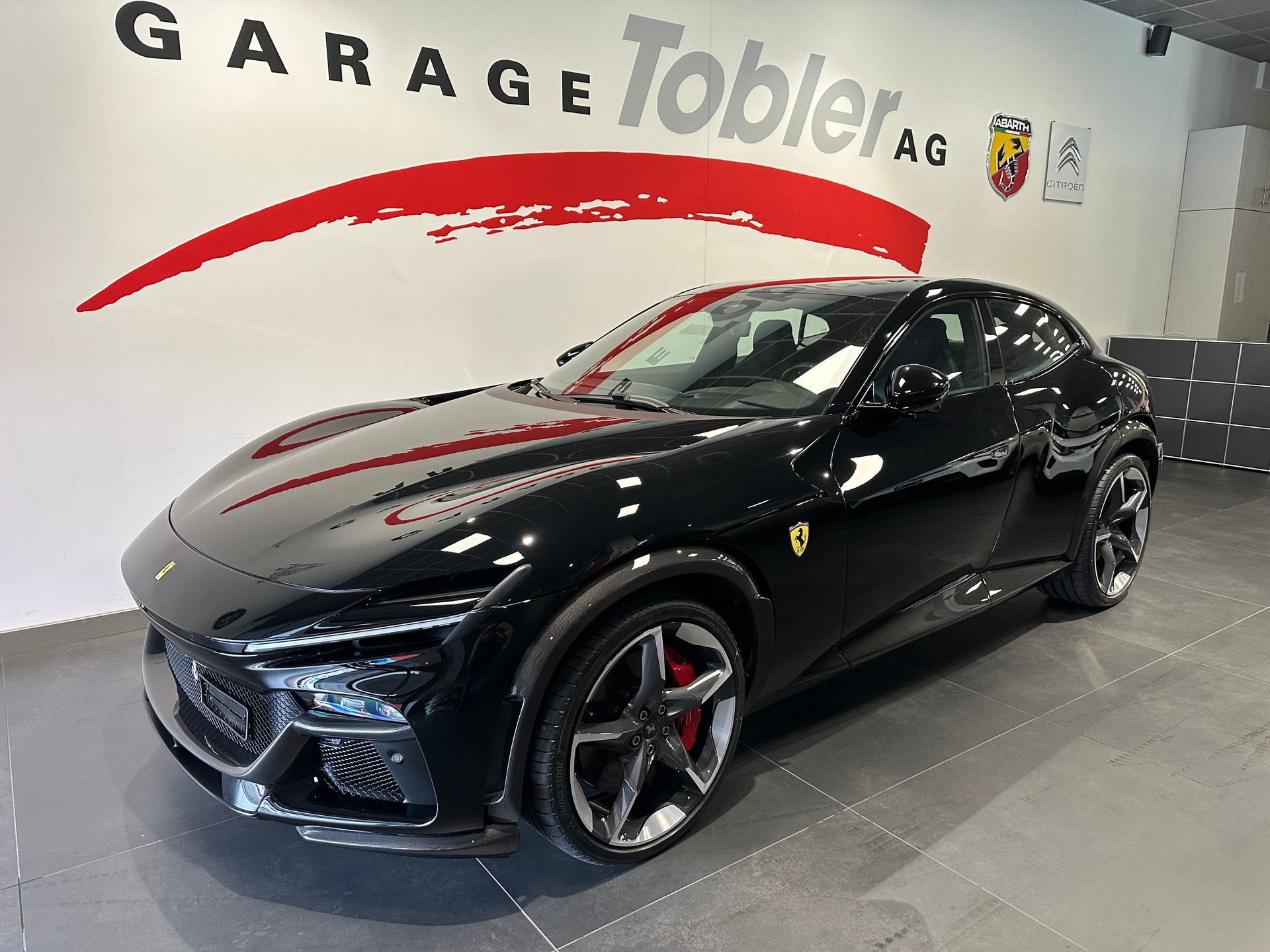FERRARI PUROSANGUE-showroom-element-2