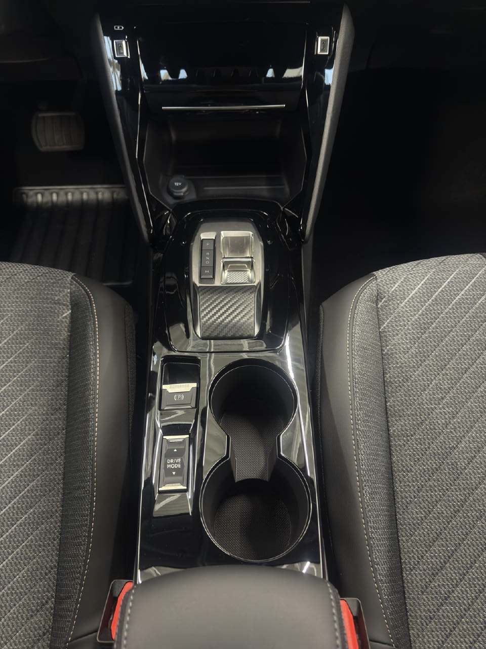 PEUGEOT 208 1.2 Hybrid 110 PS ALLURE PREMIUM AUTOMAT-image-14