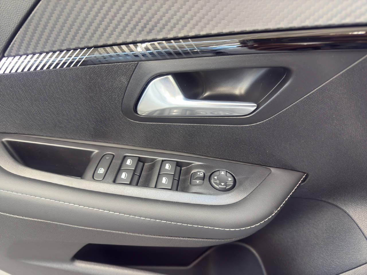 PEUGEOT 208 1.2 Hybrid 110 PS ALLURE PREMIUM AUTOMAT-image-15