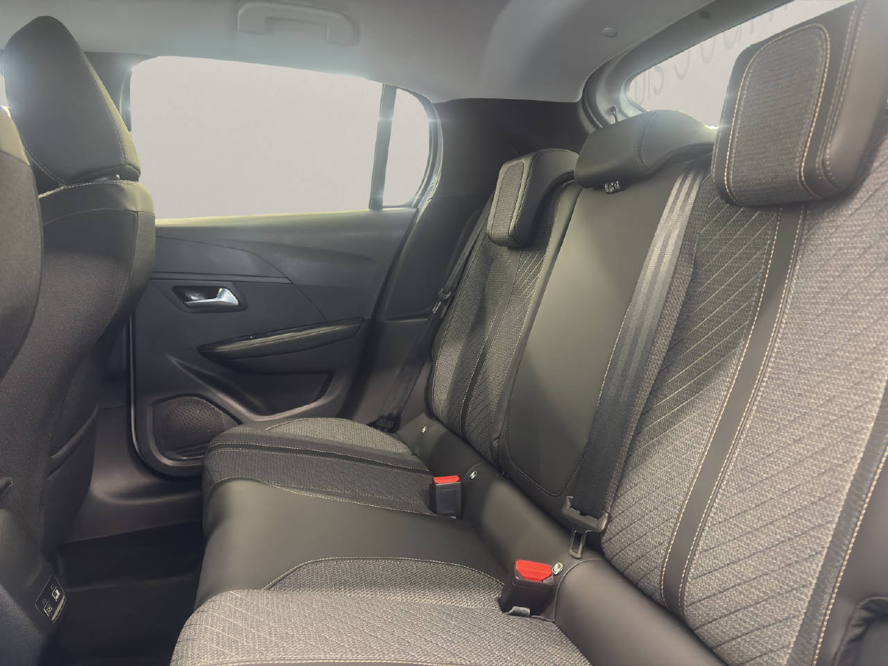 PEUGEOT 208 1.2 Hybrid 110 PS ALLURE PREMIUM AUTOMAT-image-6