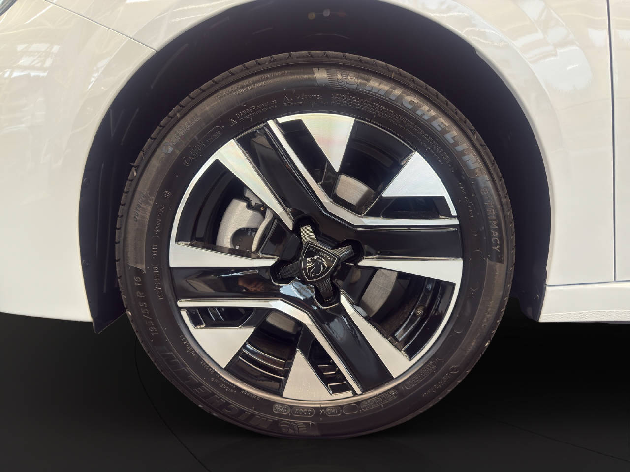 PEUGEOT 208 1.2 Hybrid 110 PS ALLURE PREMIUM AUTOMAT-image-3