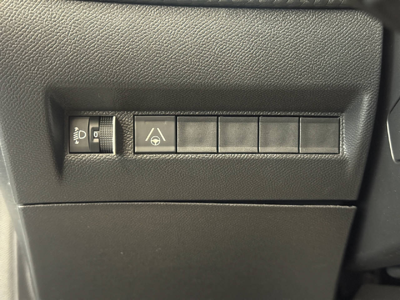 PEUGEOT 208 1.2 Hybrid 110 PS ALLURE PREMIUM AUTOMAT-image-16